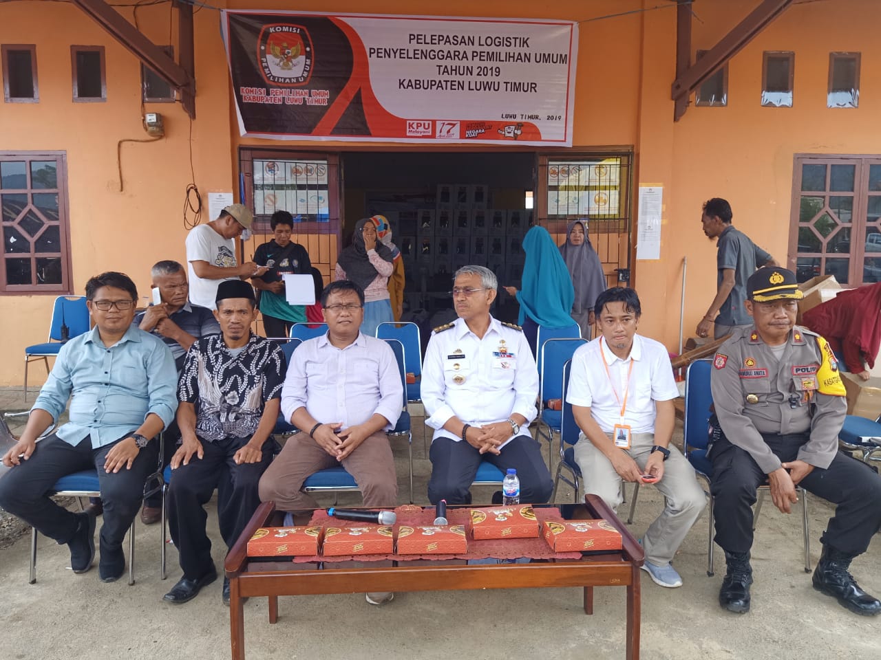 Distribusi Logistik Penyelenggara Pemilihan Umum untuk Dapil IV Kabupaten Luwu Timur