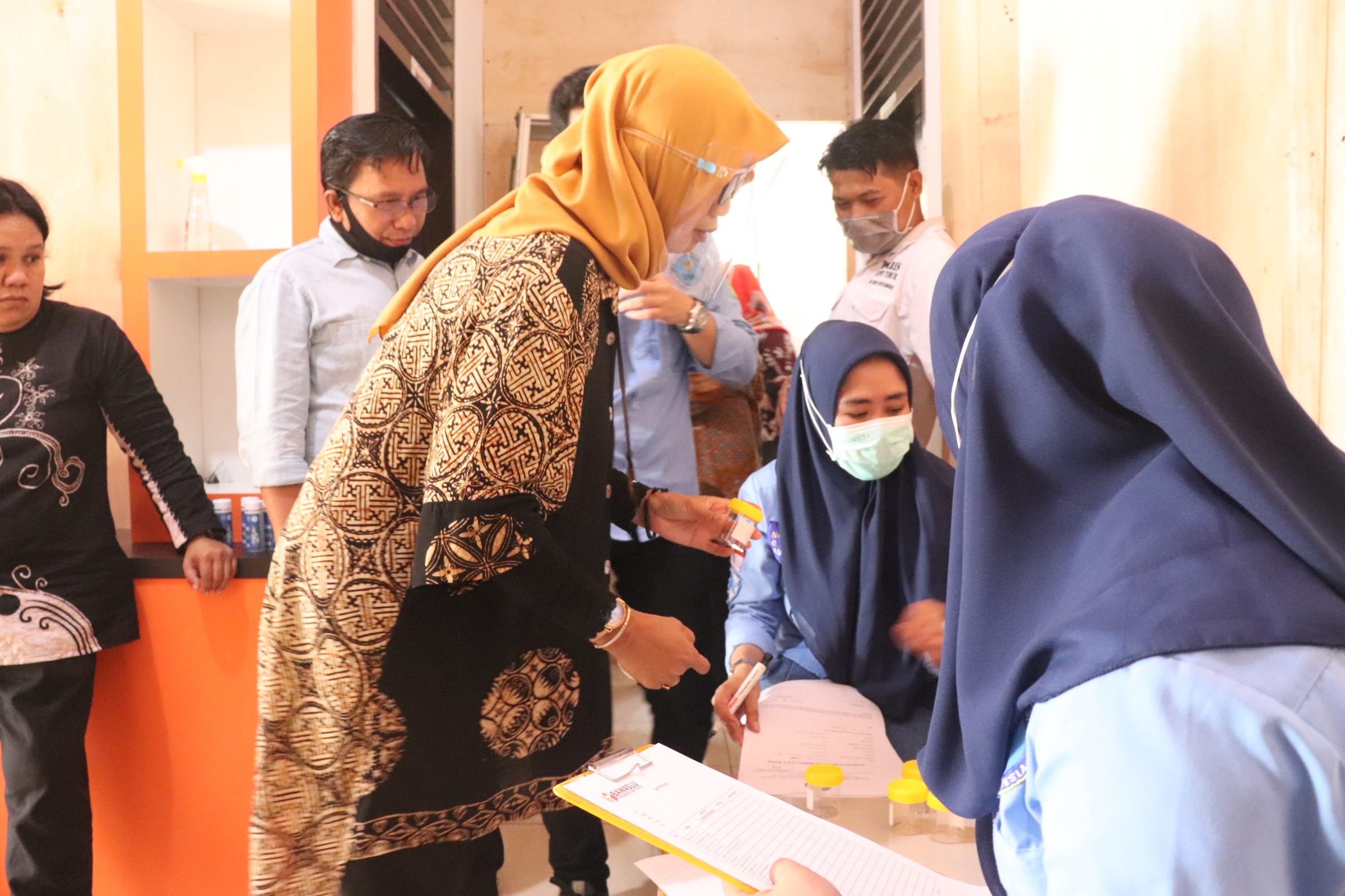 Komisioner dan Staf Bawaslu Luwu Timur Lakukan Tes Urine