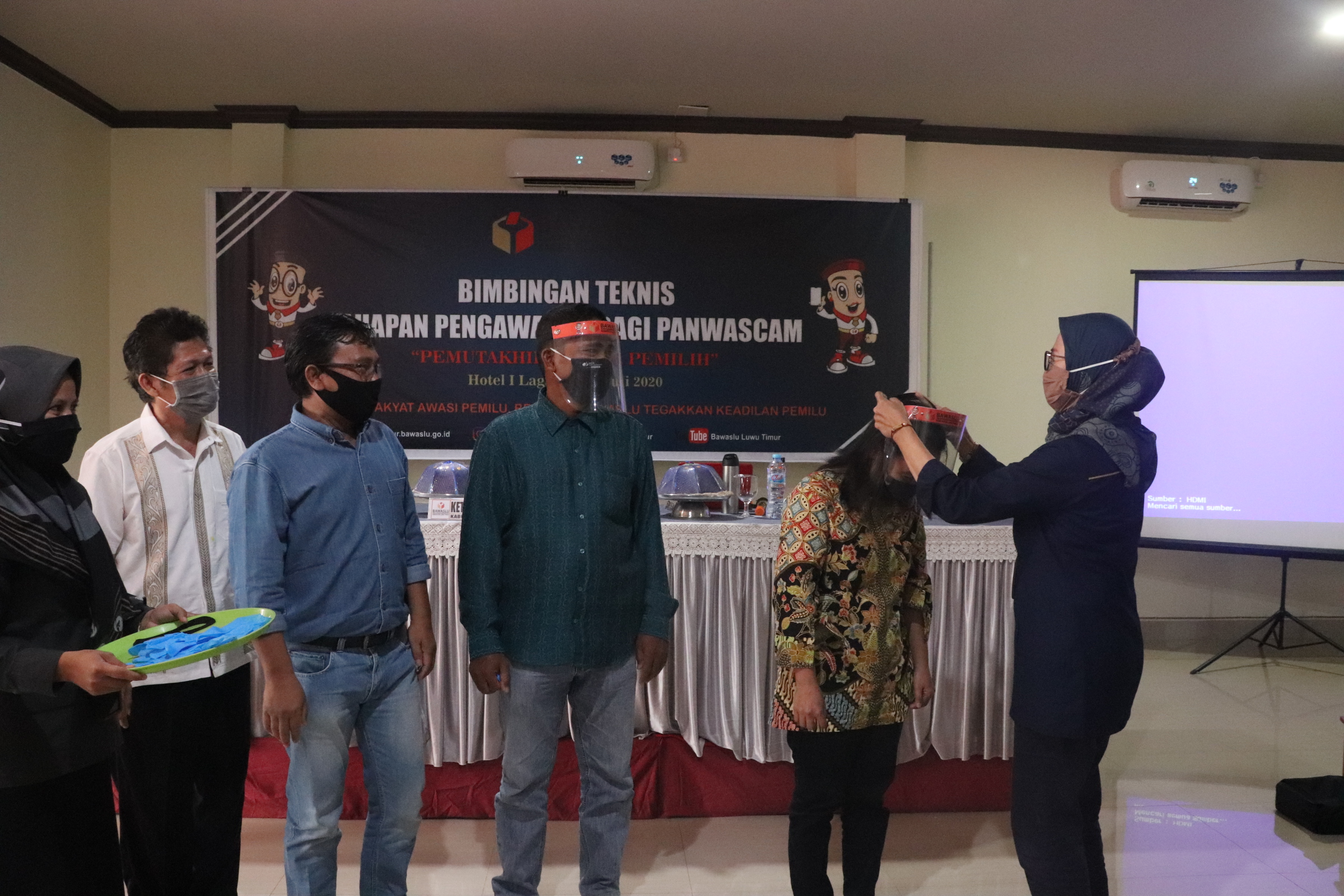 Pilkada Ditengah Pandemi Covid-19, Bawaslu Luwu Timur Berikan APD Kepada Seluruh Jajarannya