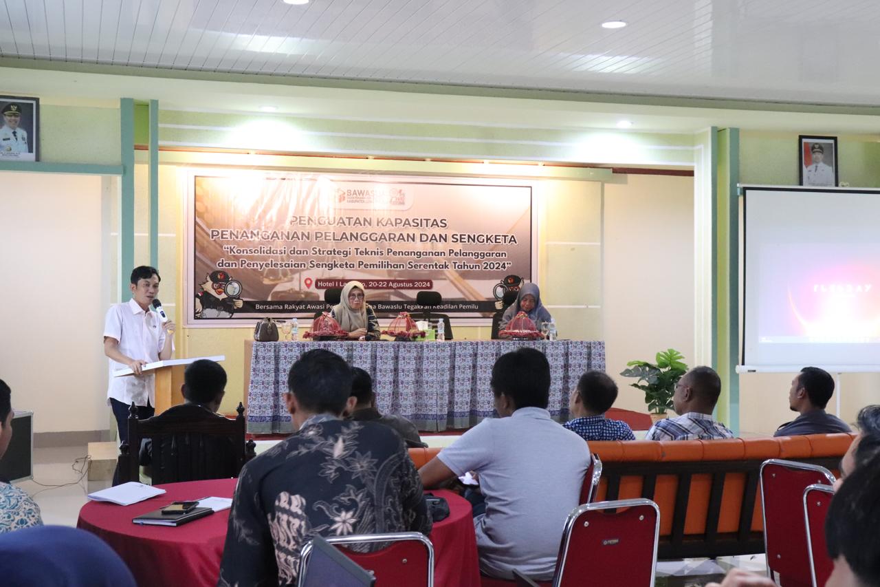 Anggota Bawaslu Sulsel Abdul Malik saat menyampaikan sambutan dan membuka kegiatan penguatan penanganan pelanggaran dan sengketa di Luwu Timur, Selasa, 20/8/2024