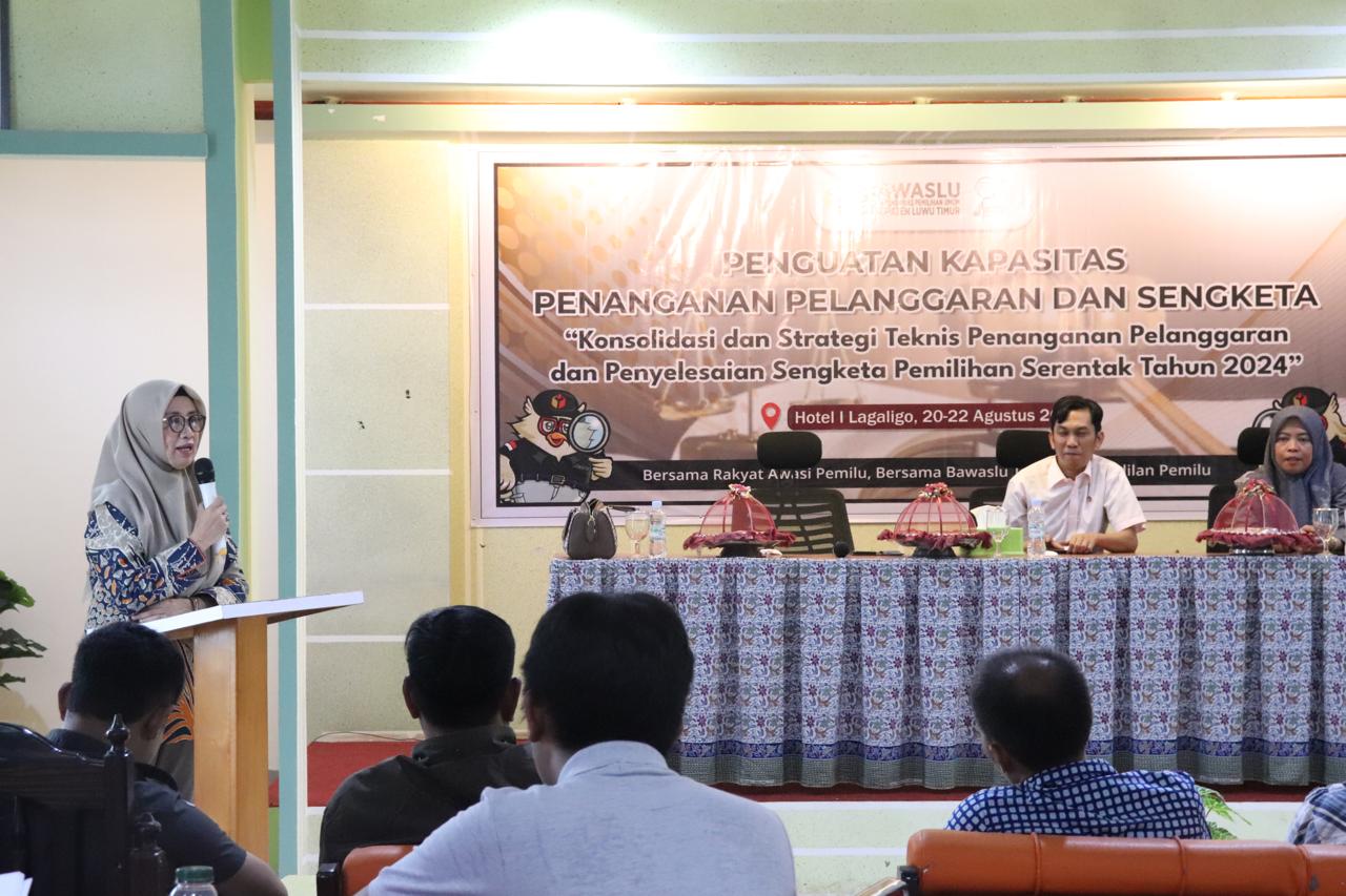 Koordinator Divisi Penanganan Pelanggaran dan Penyelesaian Sengketa saat menyampaikan arahan dan sambutan dalam kegiatan penguatan kapasitas penangananpelanggaran dan sengketa, selasa 20/8/2024