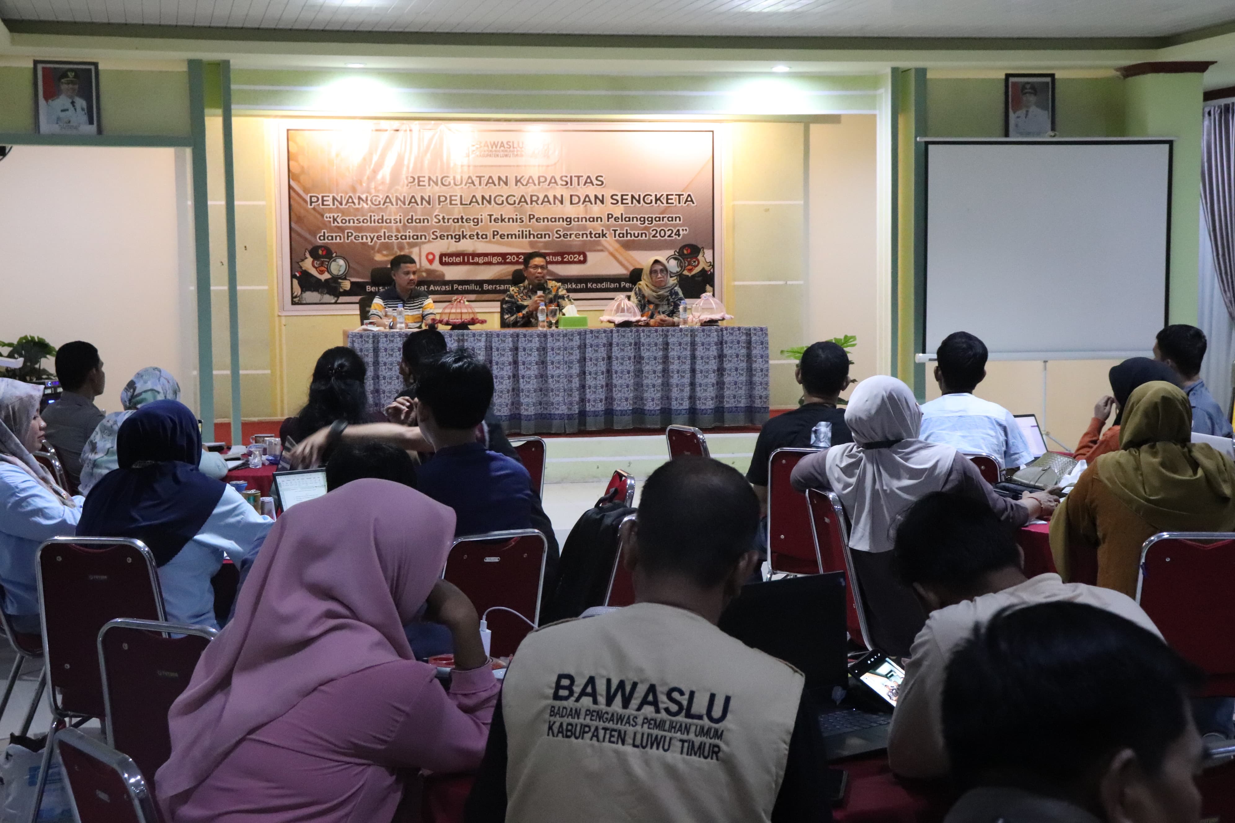 narasumber Dr. Bachtiar Baetal Dosen Universitas Pamulang saat memberikan pelatihan penanganan pelanggara dan sengketa kepada panwaslu kecamatan