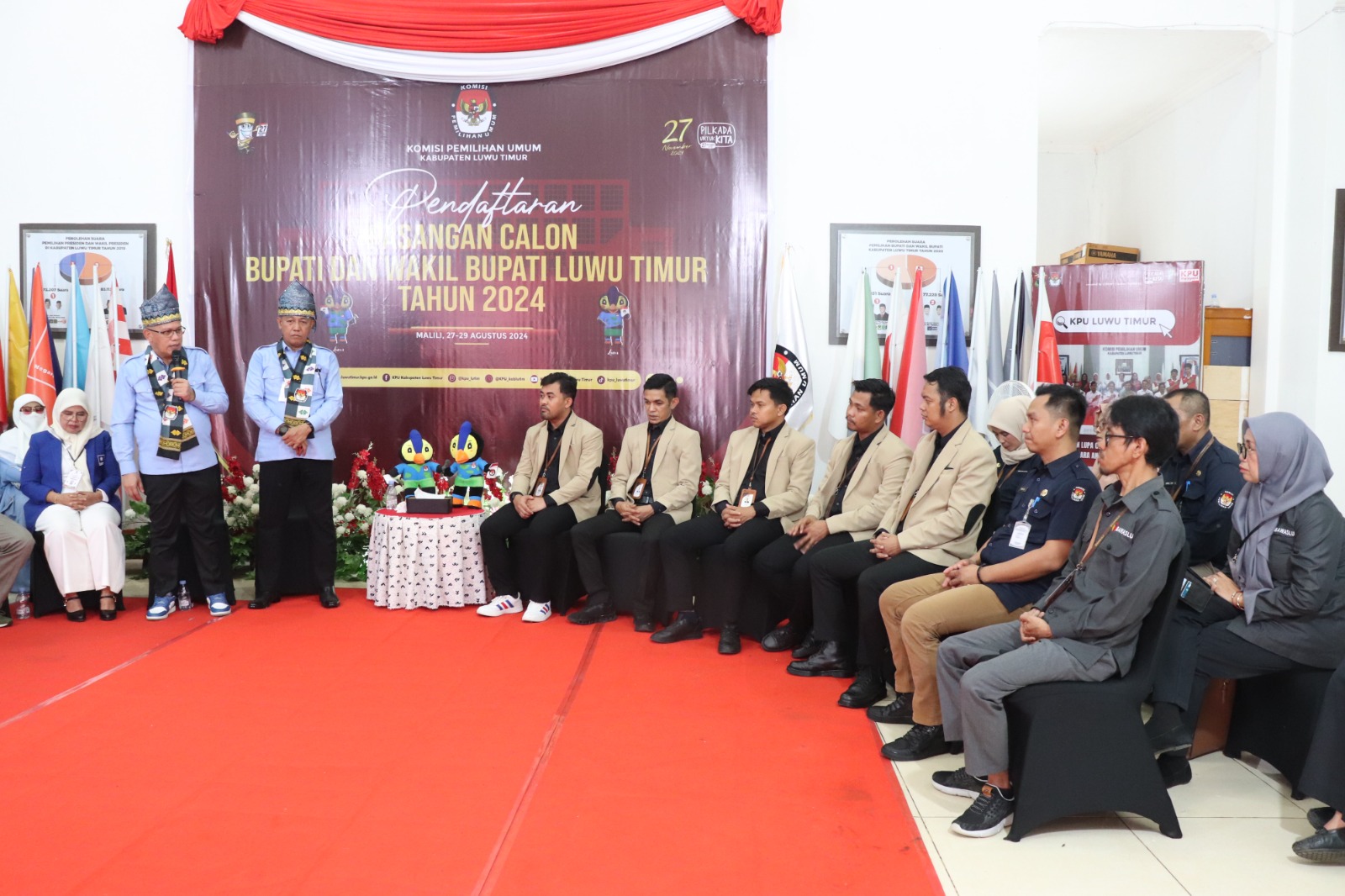 Ketua Badan Pengawas Pemilihan Umum (Bawaslu) Kabupaten Luwu Timur Pawennari bersama Anggota Sukmawati Suaib serta Kepala Sekretariat Lenny Thalib dan tim fasilitasi pengawasan turut hadir dalam proses pendaftaran pasangan calon Bupati dan Wakil Bupati Luwu Timur, Ir. H. Isrulllah Achmad dan H. Usman Sadik yang berlangsung di kantor KPU Kabupaten Luwu Timur, Selasa (27/8/2024).