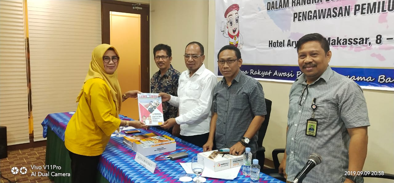 Divisi Pengawasan Dan Hubungan Antar Lembaga (PHL) Bawaslu Lutim Menyerahkan Laporan Akhir Pengawasan Pemilu 2019
