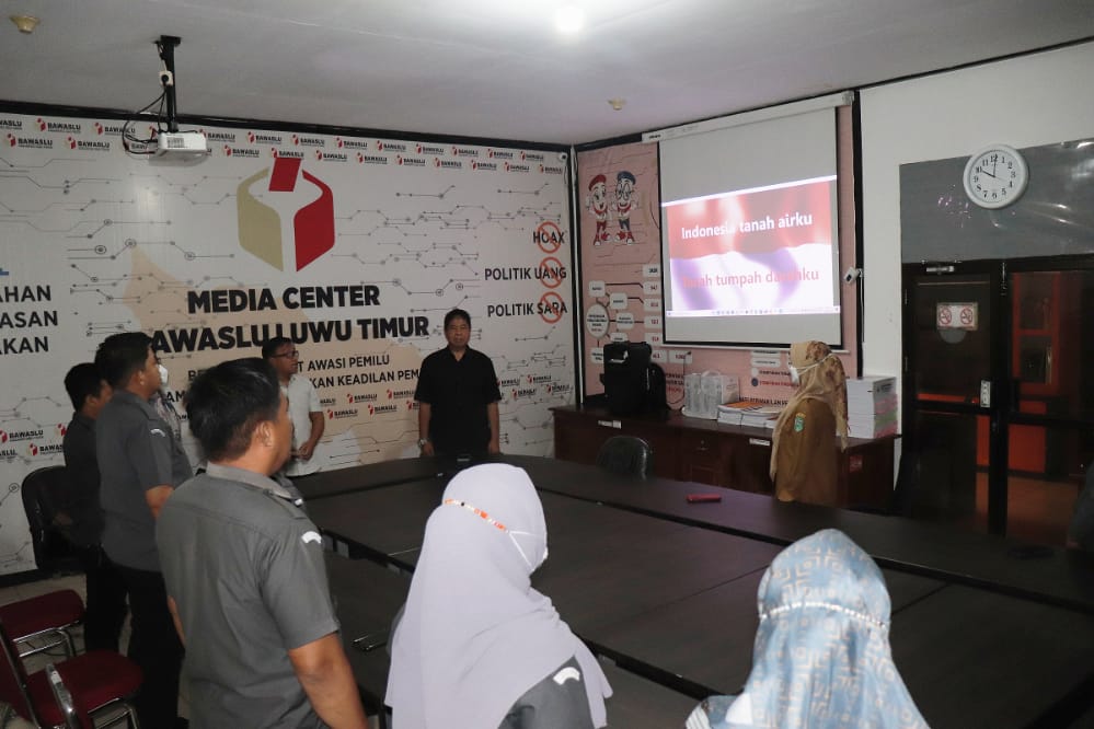 Lagu Kebangsaan Indonesia Raya Berkumandang di Kantor Bawaslu Luwu Timur