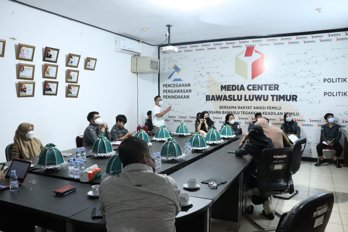 Tingkatkan SDM Kehumasan, Bawaslu Luwu Timur hadirkan Narasumber Wartawan Harian Palopo Pos dan Pimpinan Bawaslu SulSel