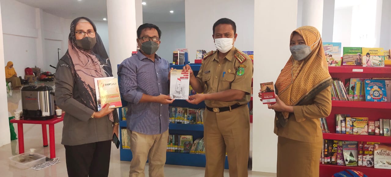 Bawaslu Luwu Timur Serahkan Buku Pengawasan Pemilu kepada Dinas Perpustakaan dan Arsip Daerah