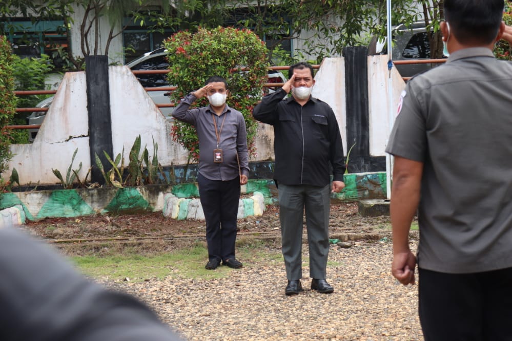 Kepala Sekretariat Bawaslu SulSel Pimpin Apel Pagi di Kantor Bawaslu Luwu Timur