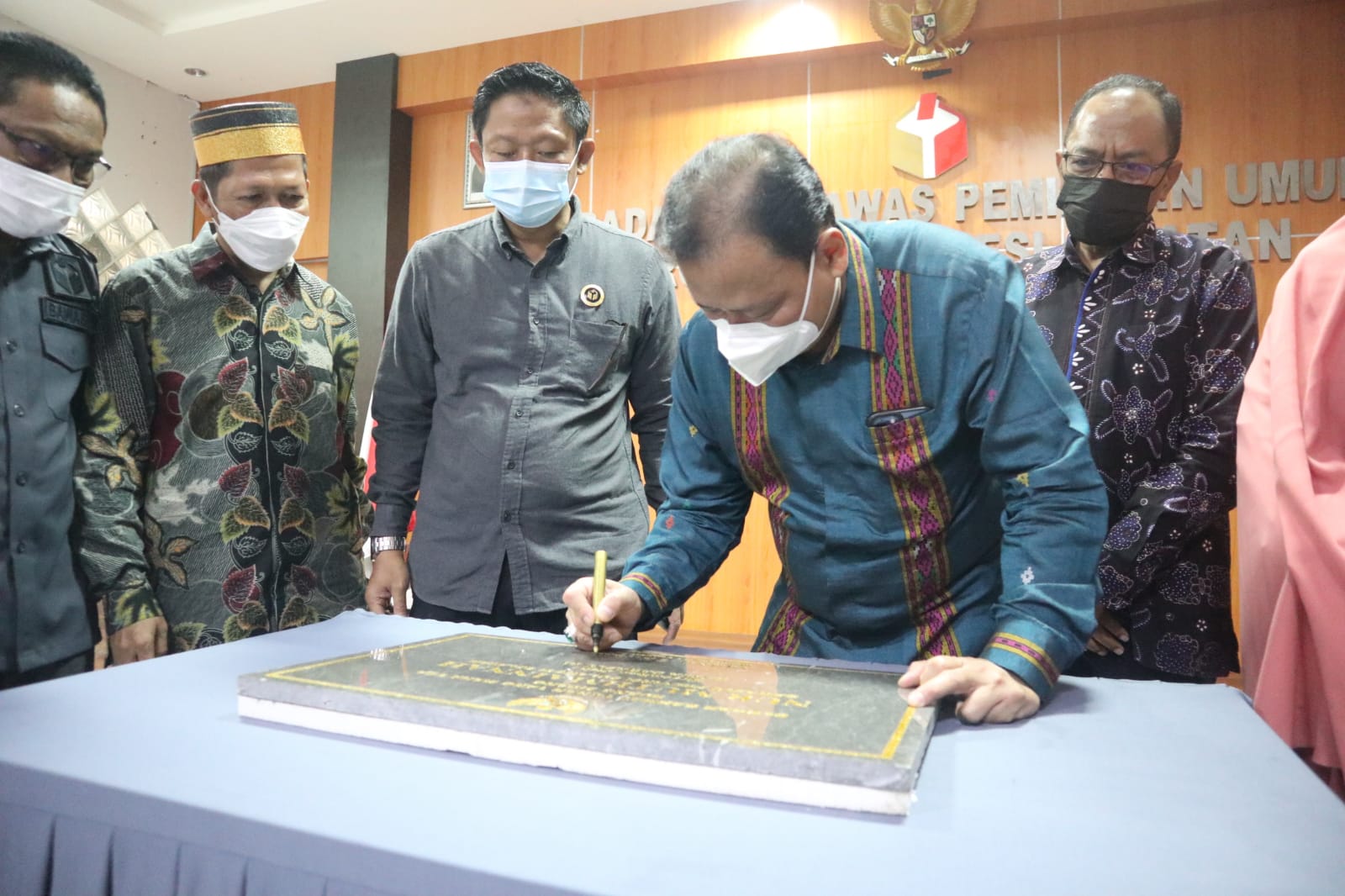 Ketua Bawaslu Abhan meresmikan Ruang Sidang “Nur Muthmainnah”