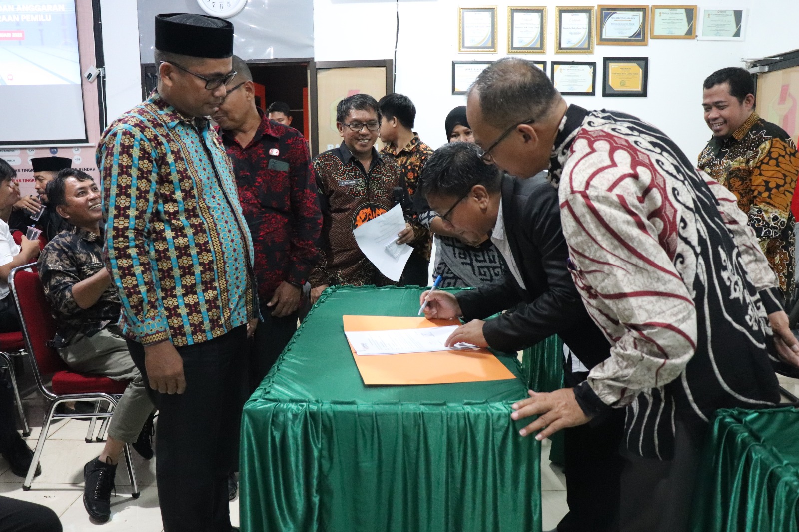 Perkuat Komitmen Panwaslu Kecamatan Melalui Perjanjian Kinerja