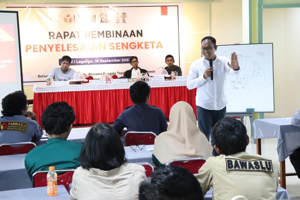 Gelar Rapat Pembinaan, Bawaslu Luwu Timur Bekali Panwascam Penyelesaian Sengketa
