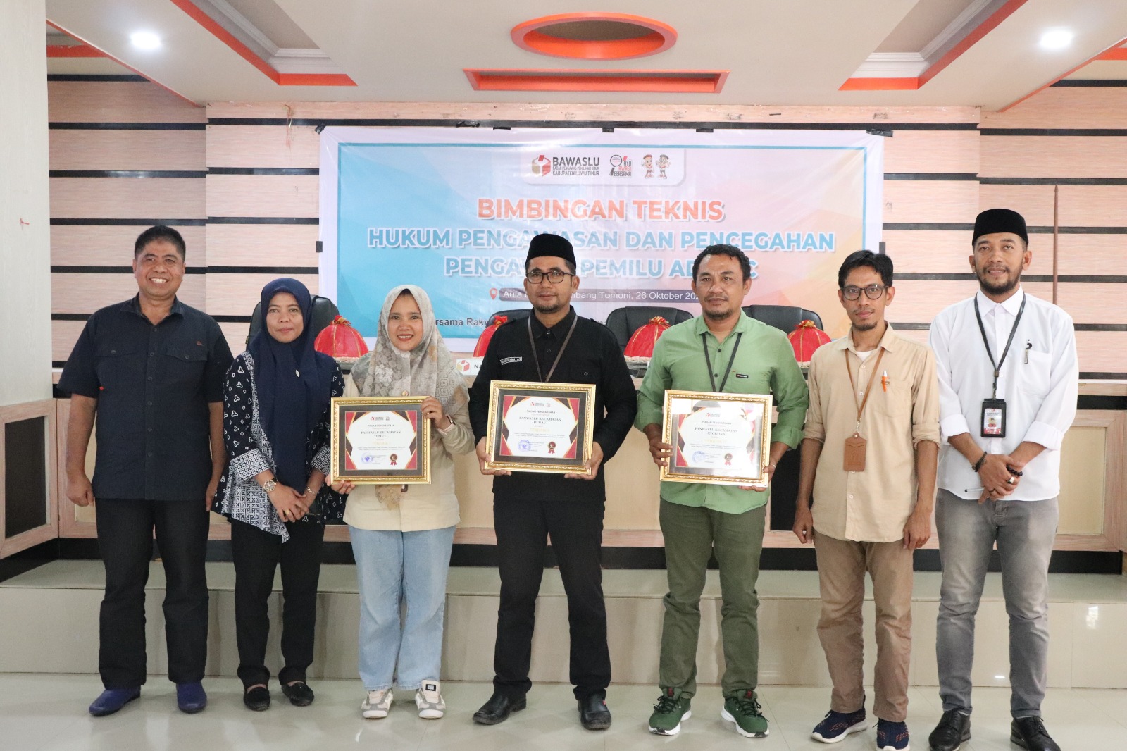 Bawaslu Luwu Timur Serahkan Sertifikat Penghargaan Kepada Panwaslu Kecamatan