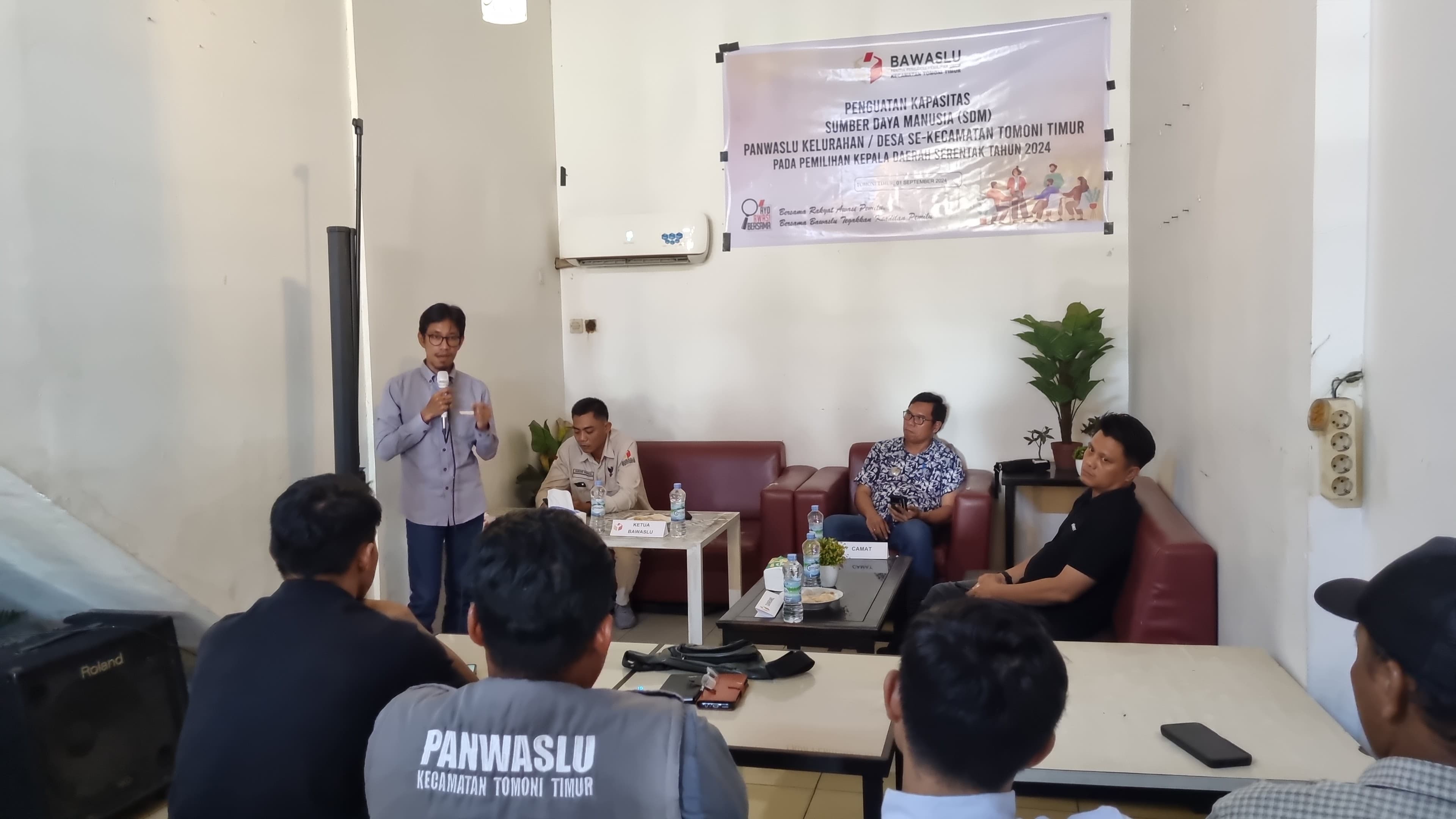 Ketua Bawaslu Luwu Timur Pawennari saat memberikan penguatan peningkatan kapasitas panwaslu kelurahan desa di Sekretariat Panwaslu Kecamatan Tomoni Timur, Minggu (1/9/2024)