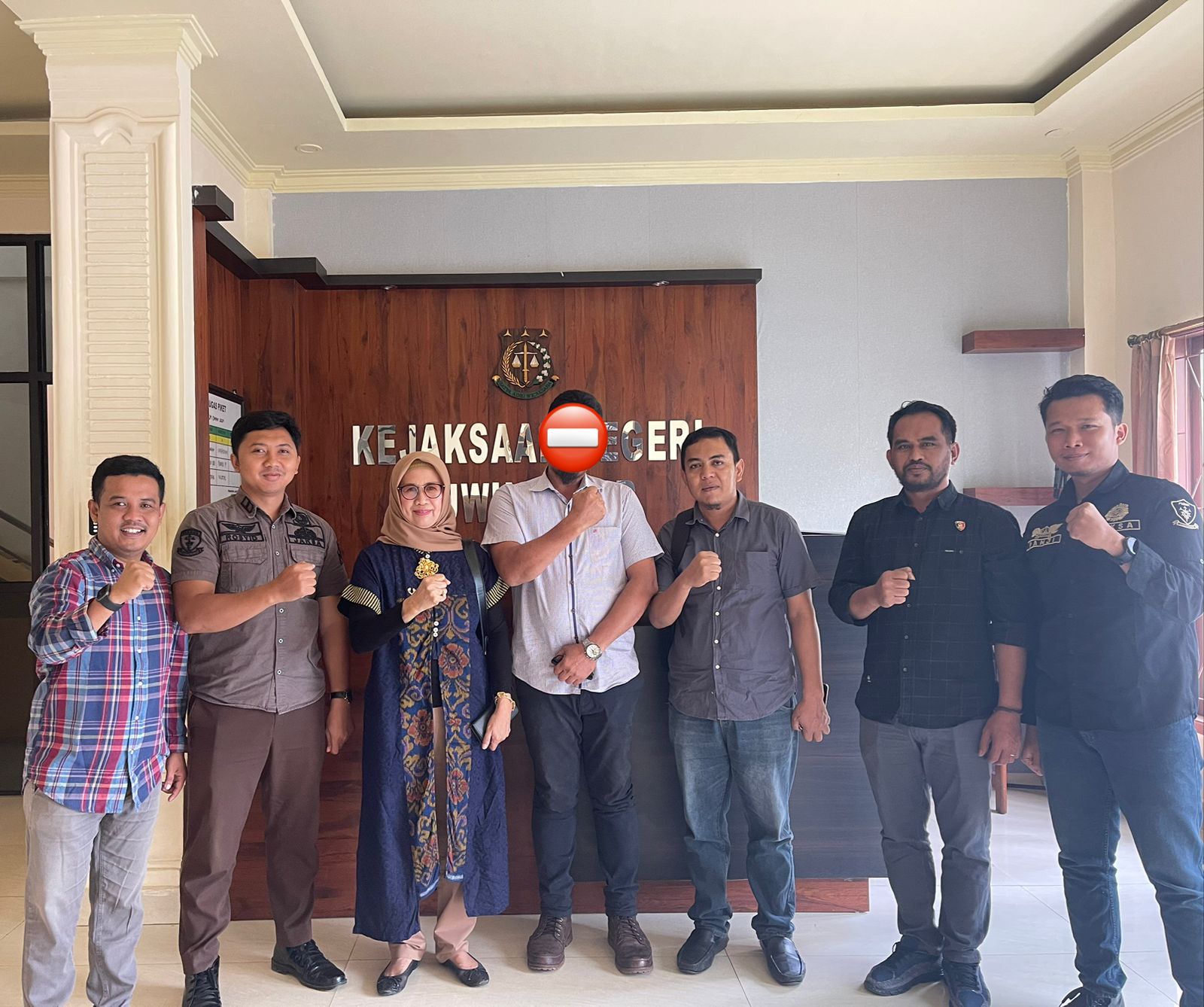 Penyerahan Tersangka dan Barang Bukti ke Kejaksaan Negeri Luwu Timur terkait Dugaan Tindak Pidana Pemilihan adanya ASN yang melakukan Tindakan Menguntungkan salah satu Pasangan Calon Bupati dan Wakil Bupati Luwu Timur Tahun 2024.
