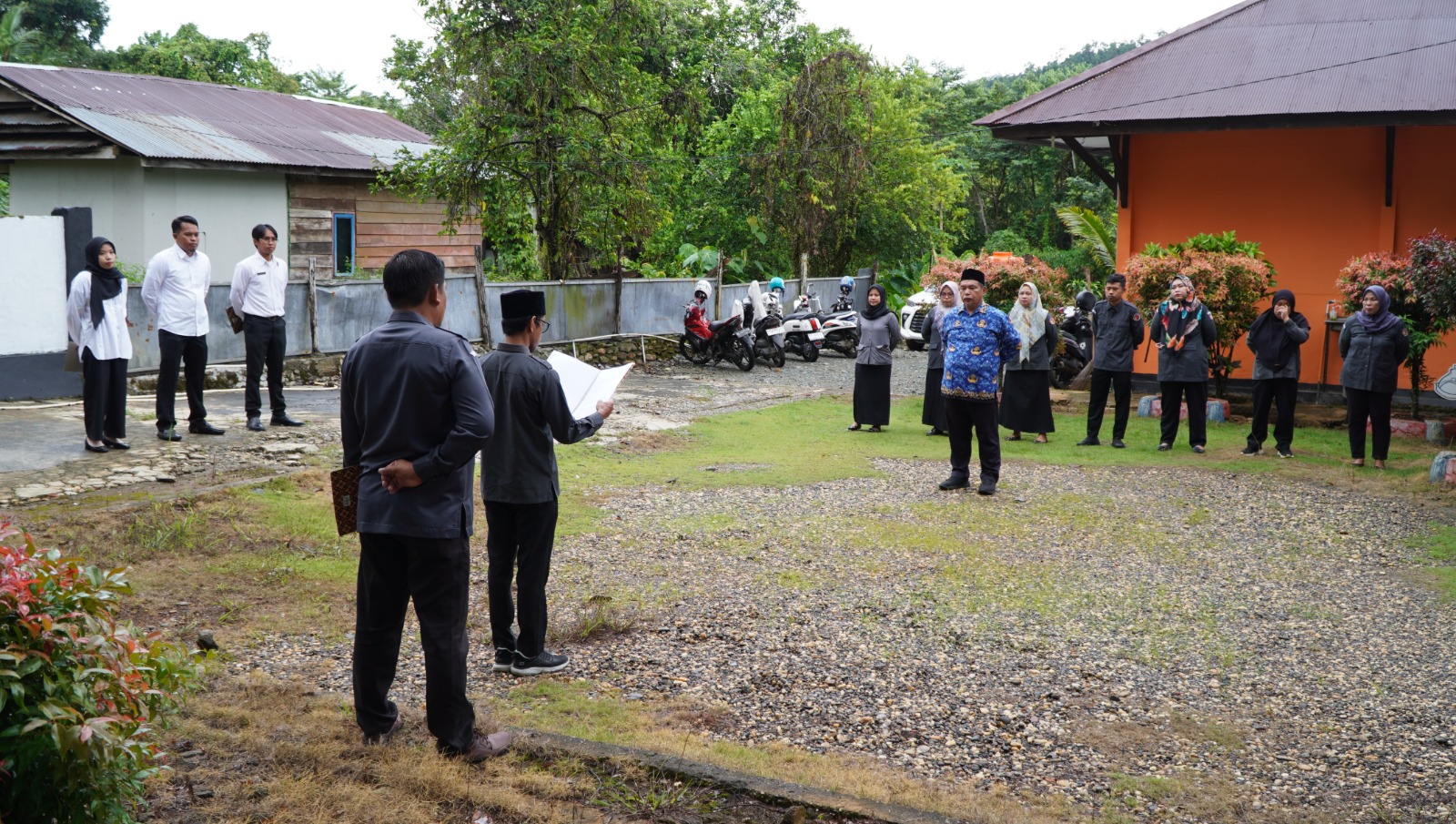 Suasana Upacara Peringatan Hari Lahir Pancasila yang digelar di halaman kantor Bawaslu Luwu Timur, Senin 2 Juni 2025