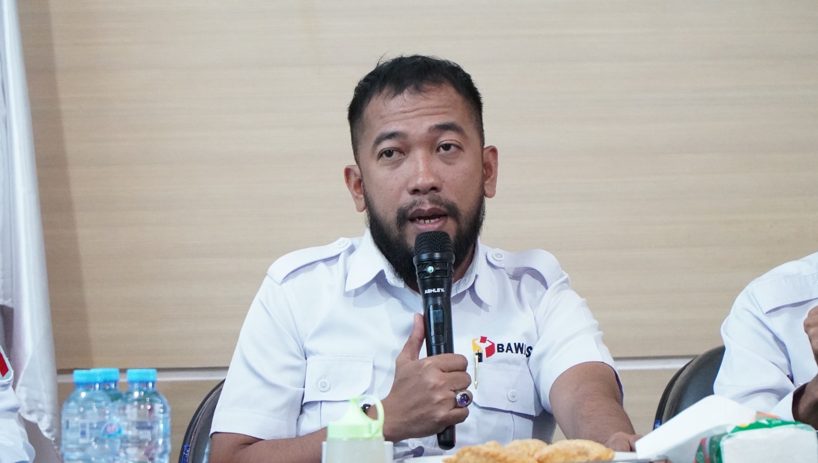 Koordiv HP2H Sulkifli saat memberikan arahan dalam kegiatan kegiatan pengelolaan dan pelayanan data informasi publik Bawaslu Luwu Timur, Rabu (25/6/2025)