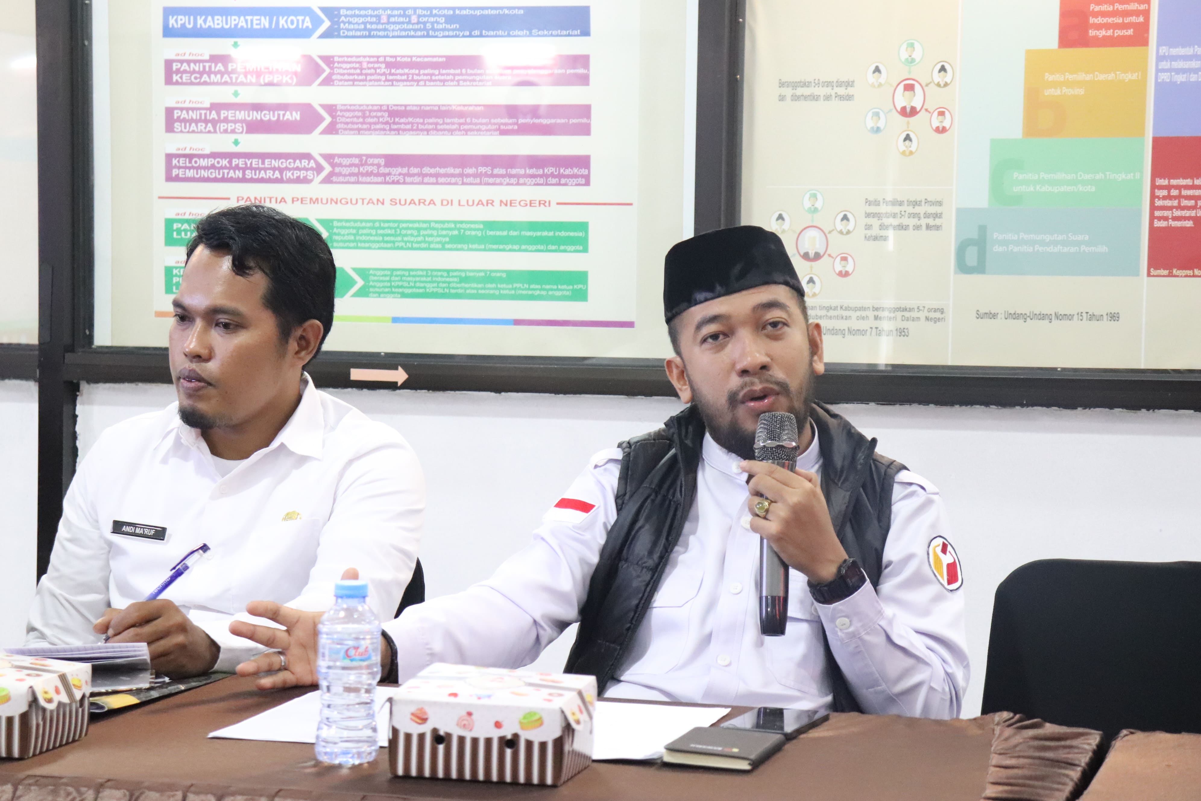 Koordinator Divisi Hukum, Pencegahan, Partisipasi Masyarakat dan Humas Sulkifli saat menghadiri Rapat Pleno Pemutakhiran Data Pemilih Berkelanjutan Triwulan II Tahun 2025 yang digelar KPU, Rabu (2/7/2025)/ Foto: Humas Bawaslu Luwu Timur