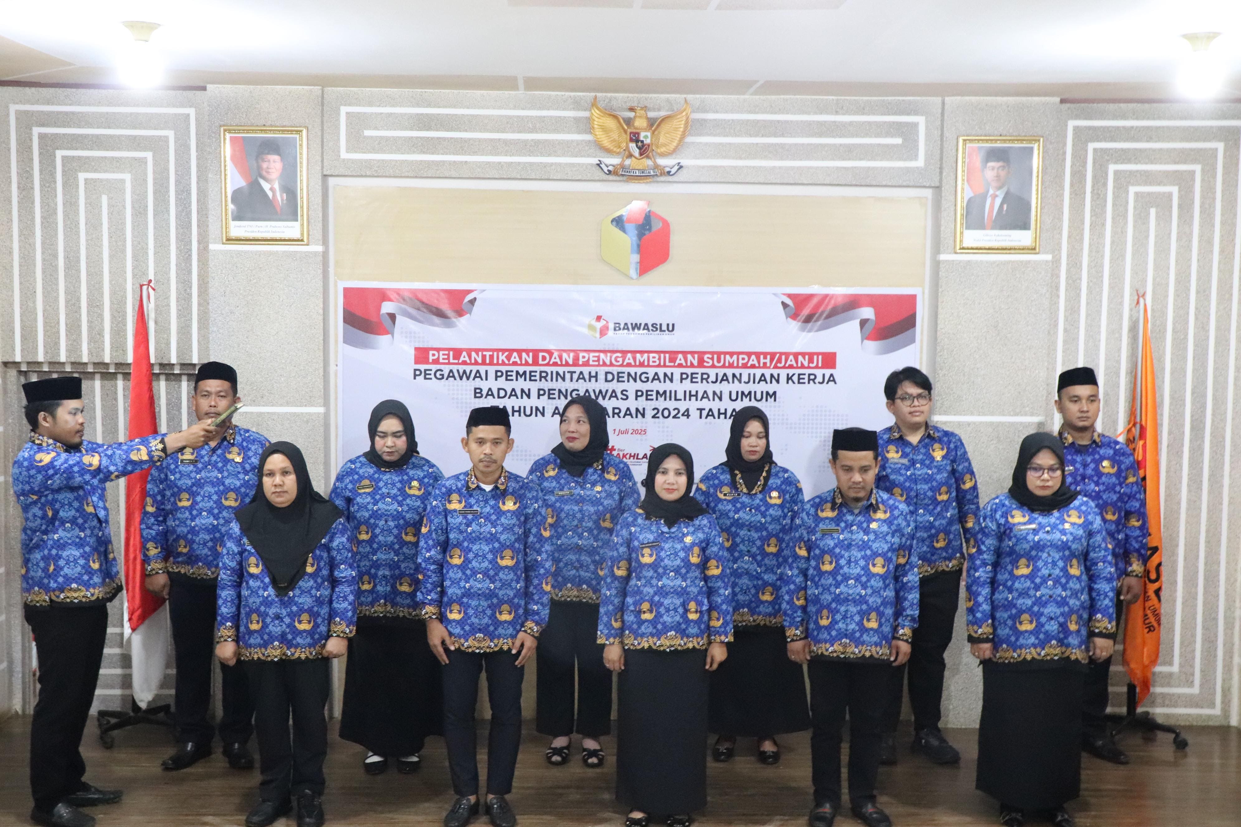 Pengambilan Sumpah Janji Pegawai Pemerintah dengan Perjanjian Kerja (PPPK) melalui daring di Kantor Bawaslu Luwu Timur, Selasa (1/7/2025)/Foto: Humas Bawaslu Luwu Timur