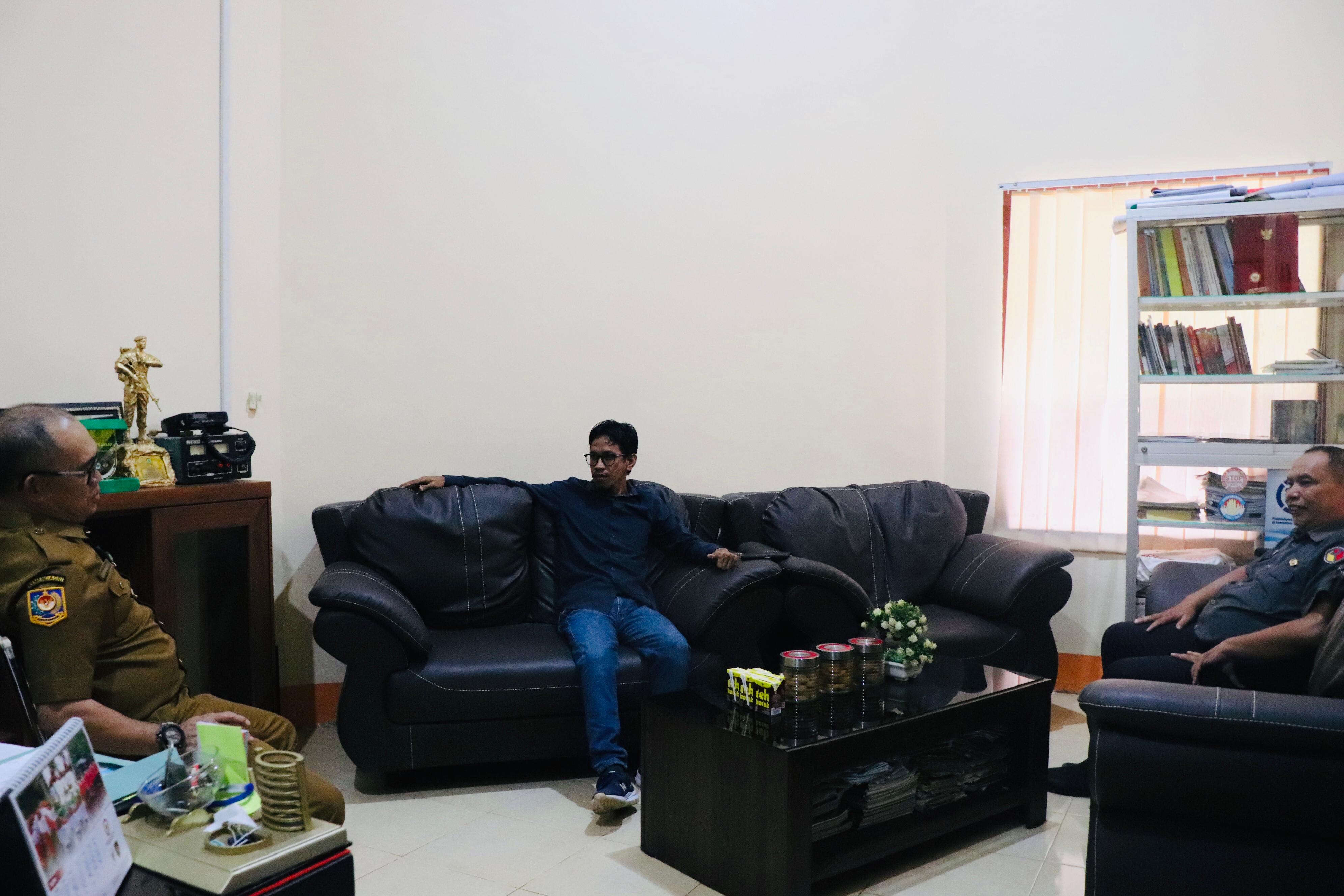 Ketua Badan Pengawas Pemilihan Umum (Bawaslu) Kabupaten Luwu Timur Pawennari didampingi Kasubbag Administrasi Dedy Sutaryo, melakukan kunjungan ke Kantor Badan Kesatuan Bangsa dan Politik (Kesbangpol), Selasa (15/7/2025)