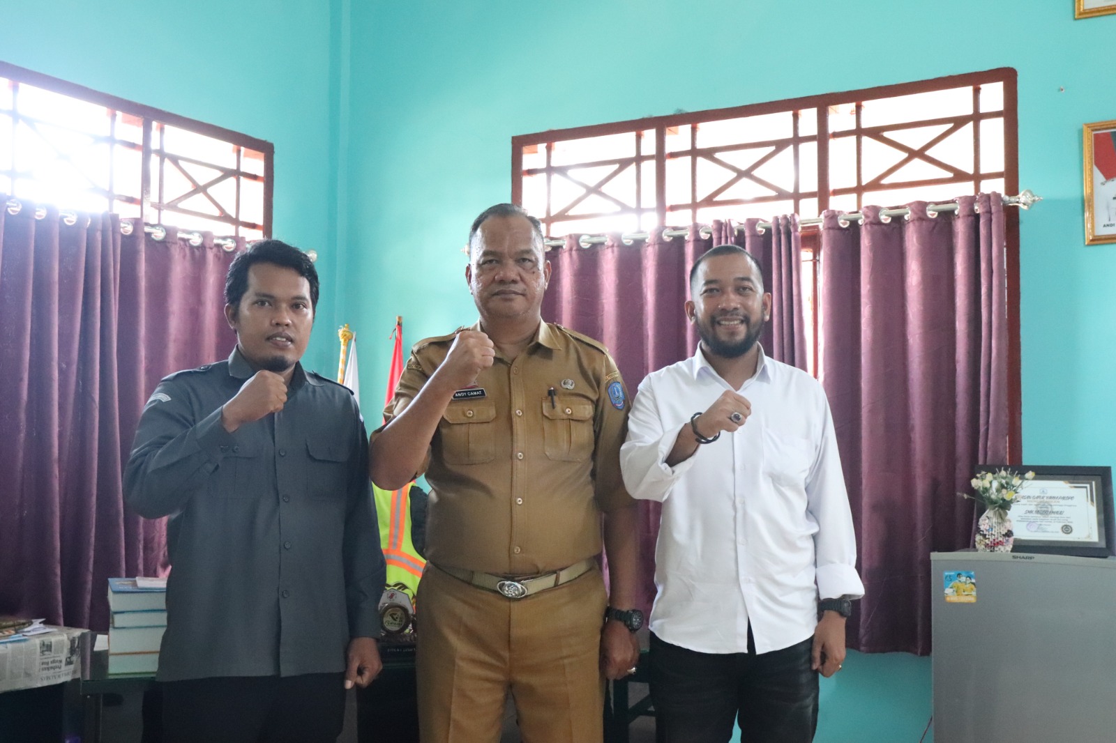 Koordinator Divisi Hukum Pencegahan Partisipasi Masyarakat dan Humas Sulkifli bersama Staf saat menyambangi SMKN 1 Luwu Timur, Senin (21/7/2025)