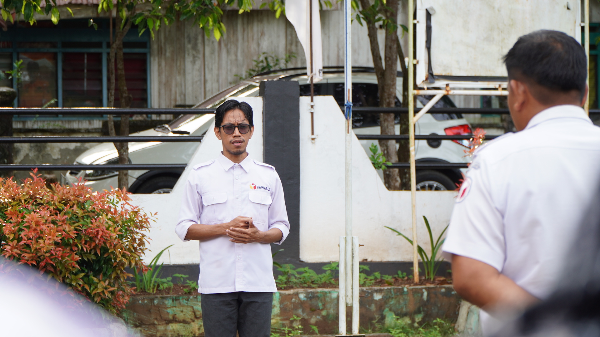 Ketua Bawaslu Luwu Timur Pawennari saat memimpin apel pagi di halaman kantor, Rabu (27/8/2025)