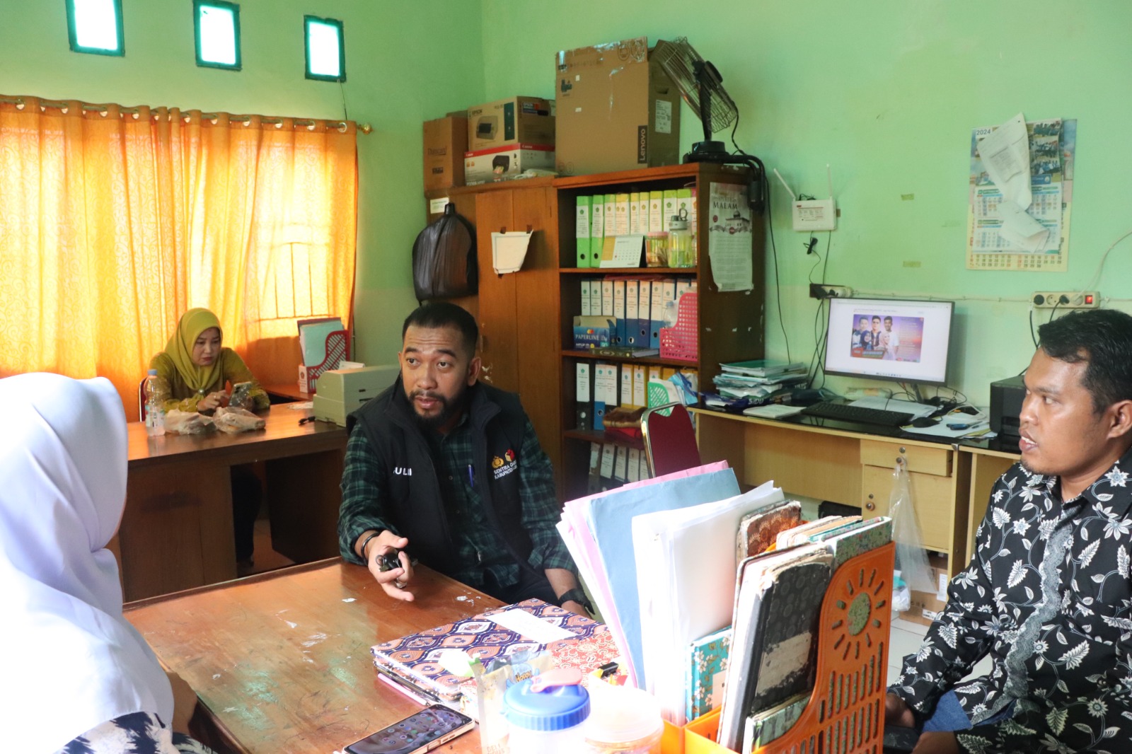 Koordinator Divisi Hukum Pencegahan Parmas dan Humas Sulkifli saat melakukan koordinasi di Kantor Urusan Agama (KUA) Kecamatan Malili, Kamis (7/8/2025)