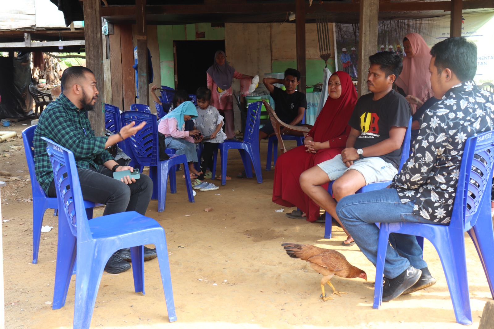 Koordinator Divisi Hukum, Pencegahan, Partisipasi Masyarakat dan Humas Bawaslu Luwu Timur Sulkifli (Kemeja bergaris Hijau Hitam) saat melakukan uji petik di Desa Pongkeru Kecamatan Malili,, Kamis (7/8/2025)