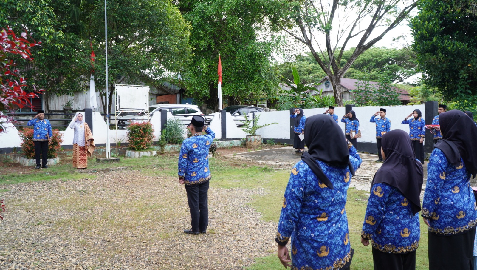 Upacara Peringatan HUT ke-80 Kemeredekaan Republik Indonesia di Halaman Kantor Bawaslu Luwu Timur, Minggu (17/8/2025)