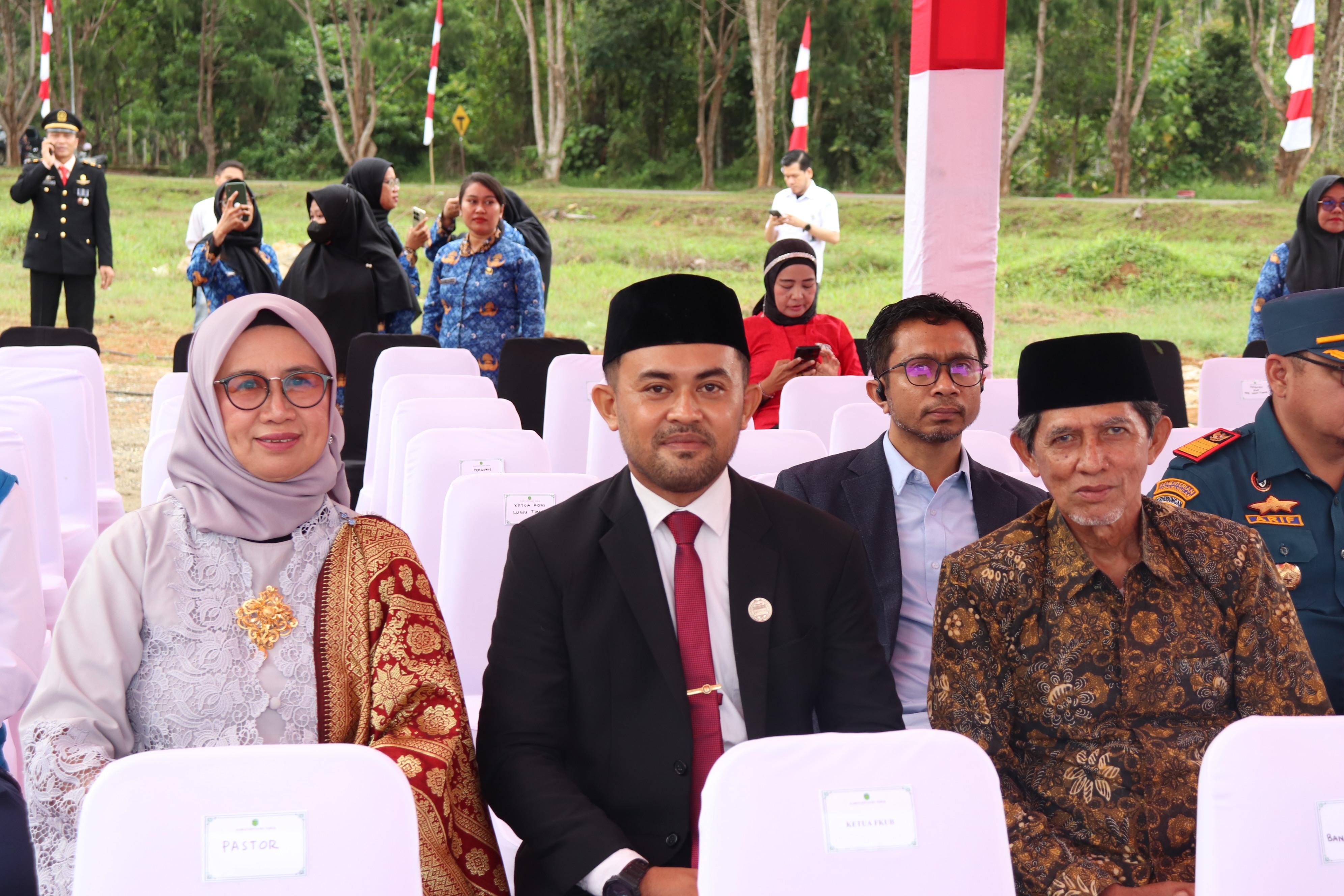 Anggota Bawaslu Luwu Timur Sukmawati Suaib saat menghadiri upacara peringatan Hari Ulang Tahun (HUT) ke-80 Kemerdekaan Republik Indonesia di Lapangan Pendidikan Puncak Indah Malili, Minggu (17/8/2025).