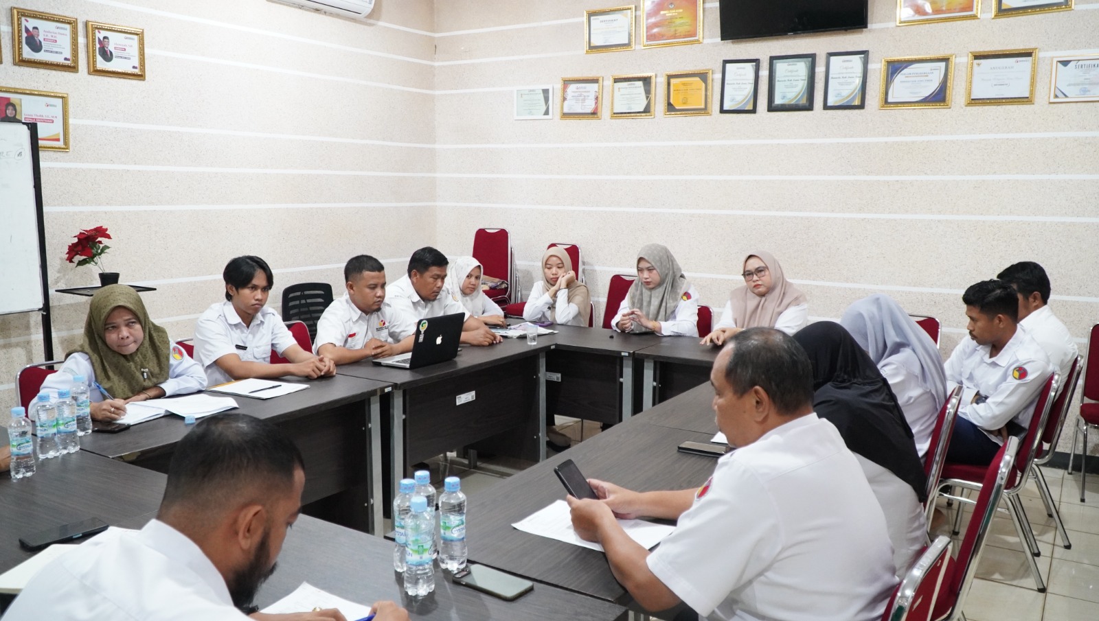 Suasana rapat internal penyusunan Daftar Inventarisasi Masalah (DIM) Perbawaslu 3 Tahun 2022 di kantor Bawaslu Luwu Timur, Rabu (20/8/2025).  