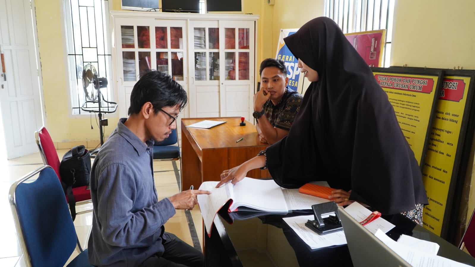 Ketua Bawaslu Luwu Timur Pawennari saat melakukan Uji Petik Data Pemilih Berkelanjutan di Desa Cendana Hijau Kecamatan Wotu, Kamis (28/8/2025)