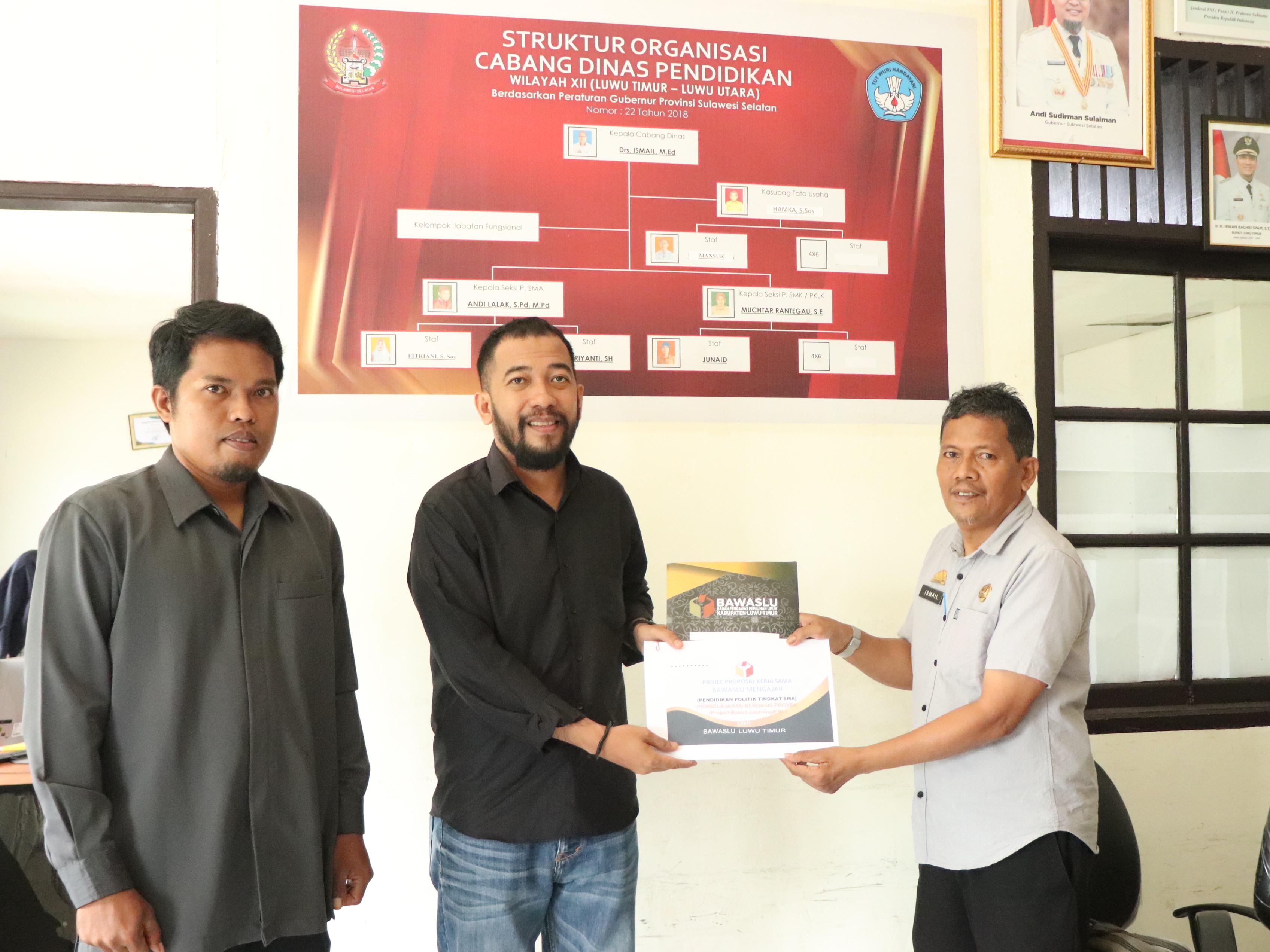 Koordinator Divisi Hukum Pencegahan Partisipasi Masyarakat dan Humas Bawaslu Kabupaten Luwu Timur Sulkifli saat melakukan kunjungan ke Kantor Cabang Dinas Pendidikan Wilayah XII (Luwu Timur–Luwu Utara) pada Selasa (16/9/2025).