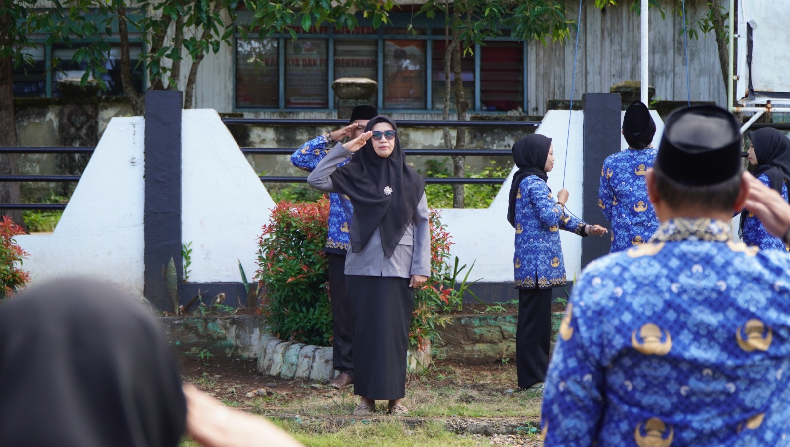 Anggota Bawaslu Luwu Timur sekaligus Koordinator Divisi Penanganan Pelanggaran dan penyelesaian Sengketa, Sukmawari Suaib saat memimpin peringatan hari sumpah pemuda di halaman kantor Bawaslu Luwu Timur, Selasa (28/10/2025)