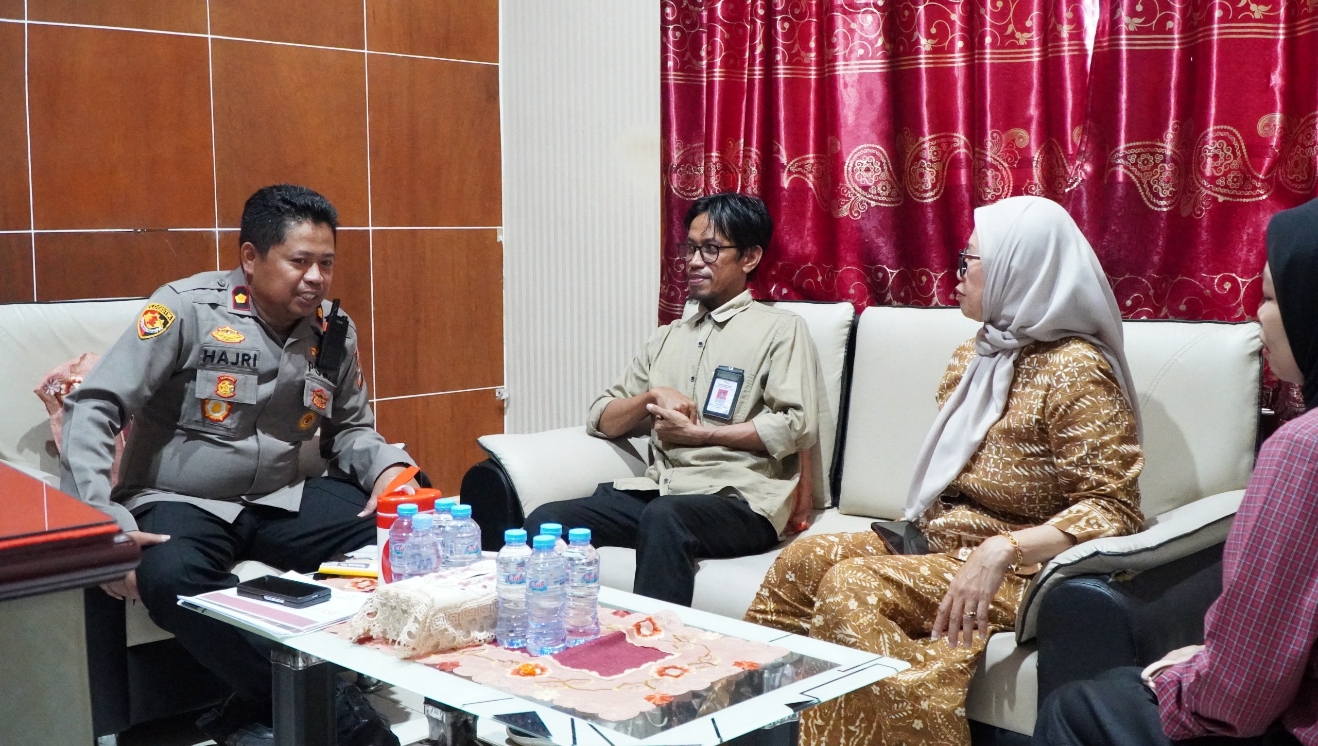 Menjelang pelaksanaan wawancara pada Penilaian Tahap II Gakkumdu Award 2025, Ketua Bawaslu Kabupaten Luwu Timur Pawennari bersama Koordinator Divisi Penanganan Pelanggaran dan Penyelesaian Sengketa Sukmawati Suaib melakukan audiensi ke Polres Luwu Timur, Kamis (13/11/2025)