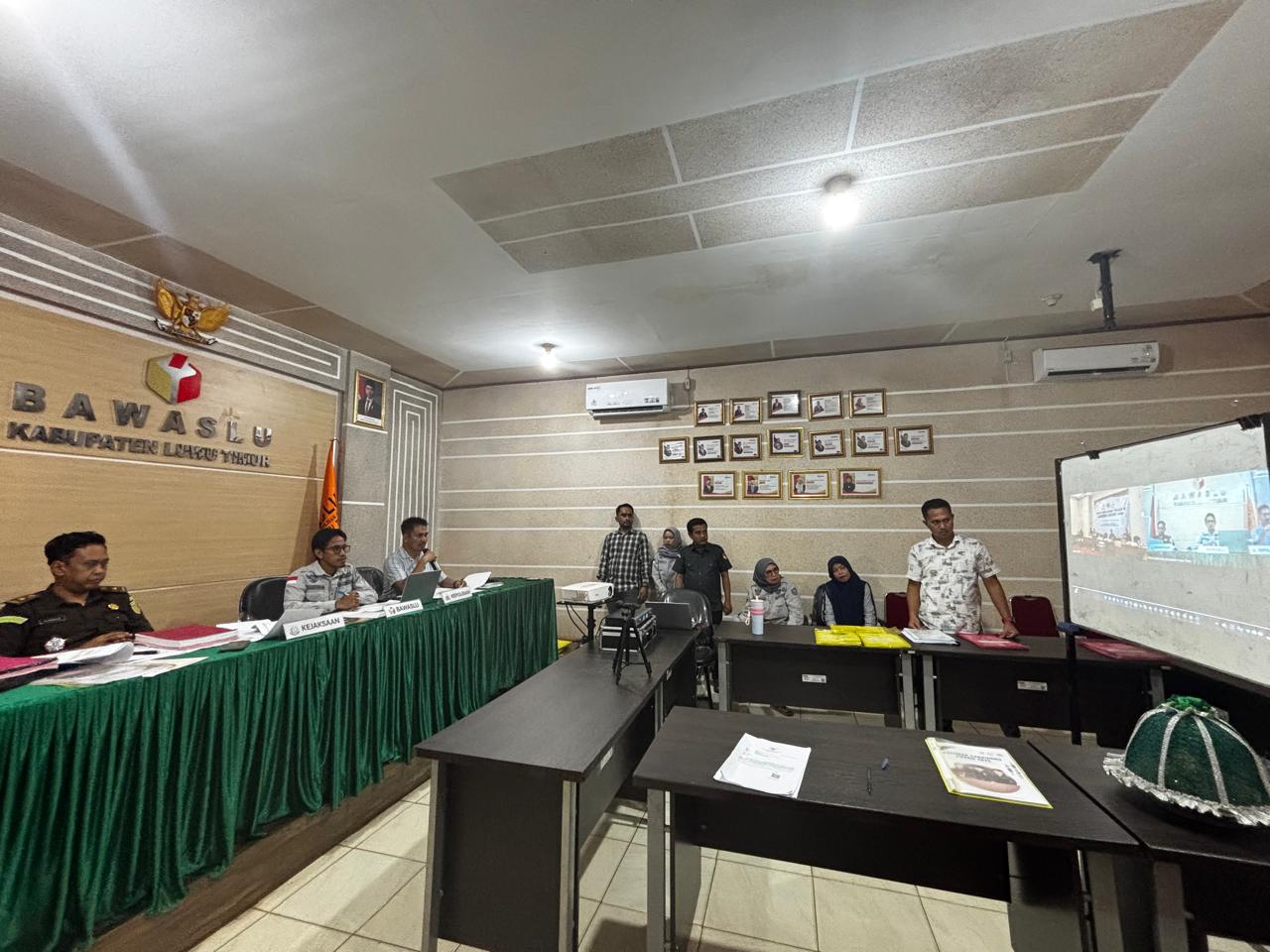 Sentra Gakkumdu Kabupaten Luwu Timur saat mengikuti sesi Penilaian Tahap II (wawancara) Gakkumdu Award 2025 yang digelar daring oleh Bawaslu Republik Indonesia melalui zoom meeting, Selasa (18/11/2025).