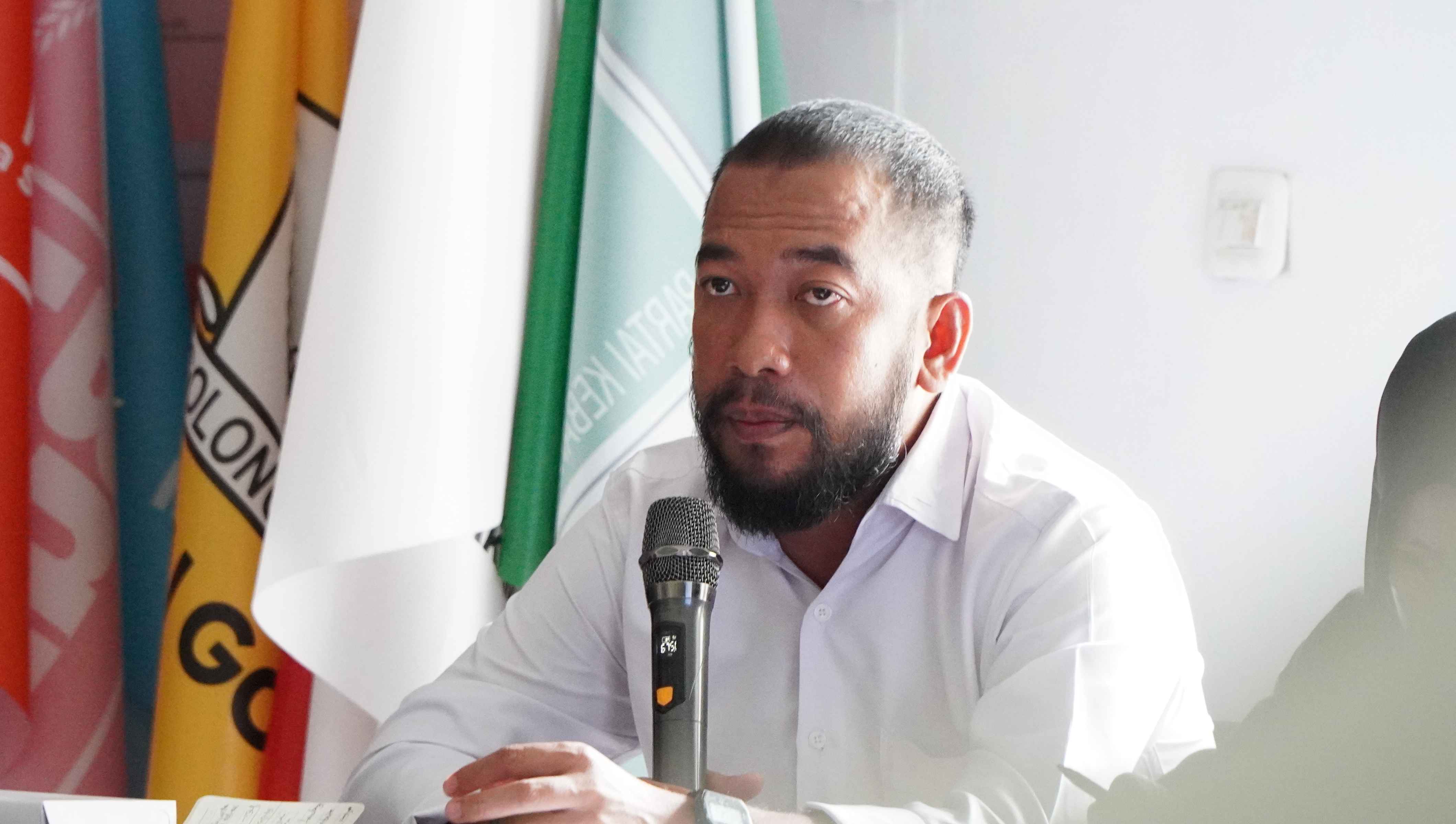 Koordinator Divisi Hukum Pencegahan Partisipasi Masyarakat dan Humas Bawaslu Luwu Timur Sulkifli saat menghadiri rapat pleno terbuka Pemutakhiran Data Pemilih Berkelanjutan (PDPB) Triwulan IV di Kantor KPU Luwu Timur, Senin (8/12/2025). 