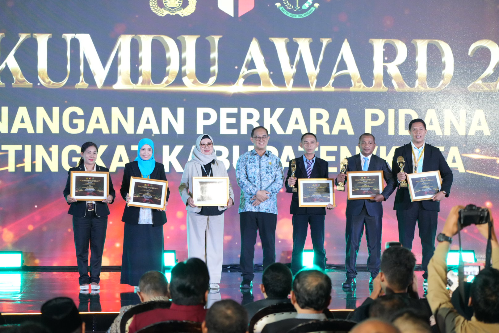 Koordinator Divisi Penanganan Pelanggaran dan Penyelesaian Sengketa Bawaslu Luwu Timur Sukmawati Suaib (kerudung abu-abu muda) saat menerima piagam penghargaan Gakkumdu Award 2025 yang digelar di Jakarta, Kamis malam (11/12/2025). 