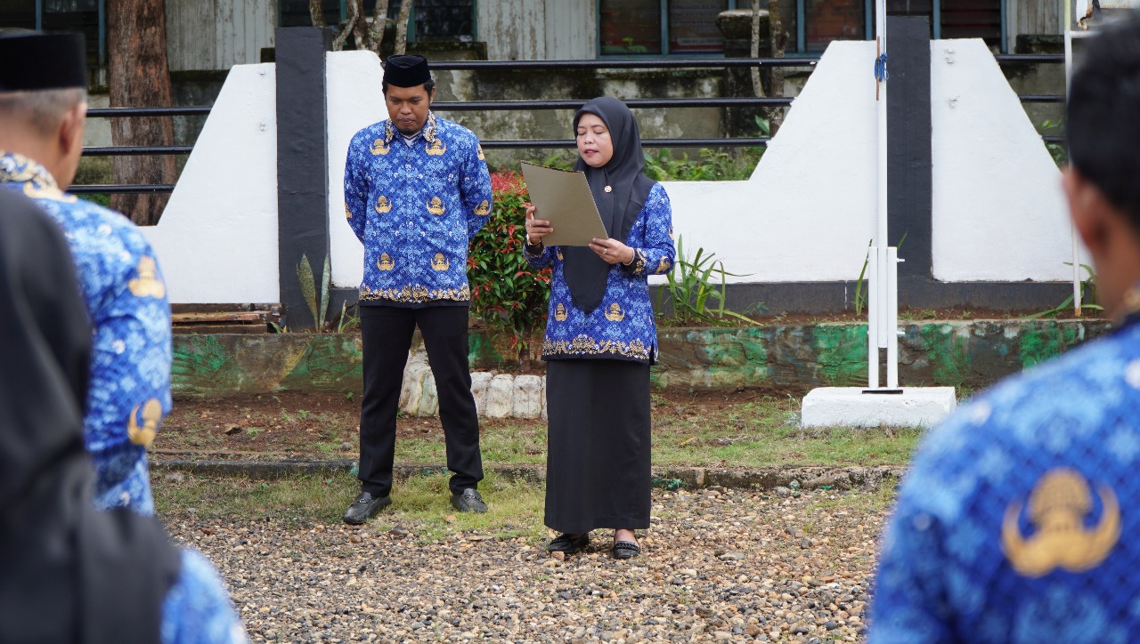 Kepala Sekretariat Bawaslu Luwu Timur Lenny Thalib menyampaikan amanat seragam Ketua Umum KORPRI Nasional, Zudan Arif Fakrulloh, pada upacara Peringatan Hari Ulang Tahun Korps Pegawai Republik Indonesia (KORPRI) ke-54 Tahun 2025 yang digelar di halaman kantor Bawaslu Kabupaten Luwu Timur, Senin (1/12/2025).