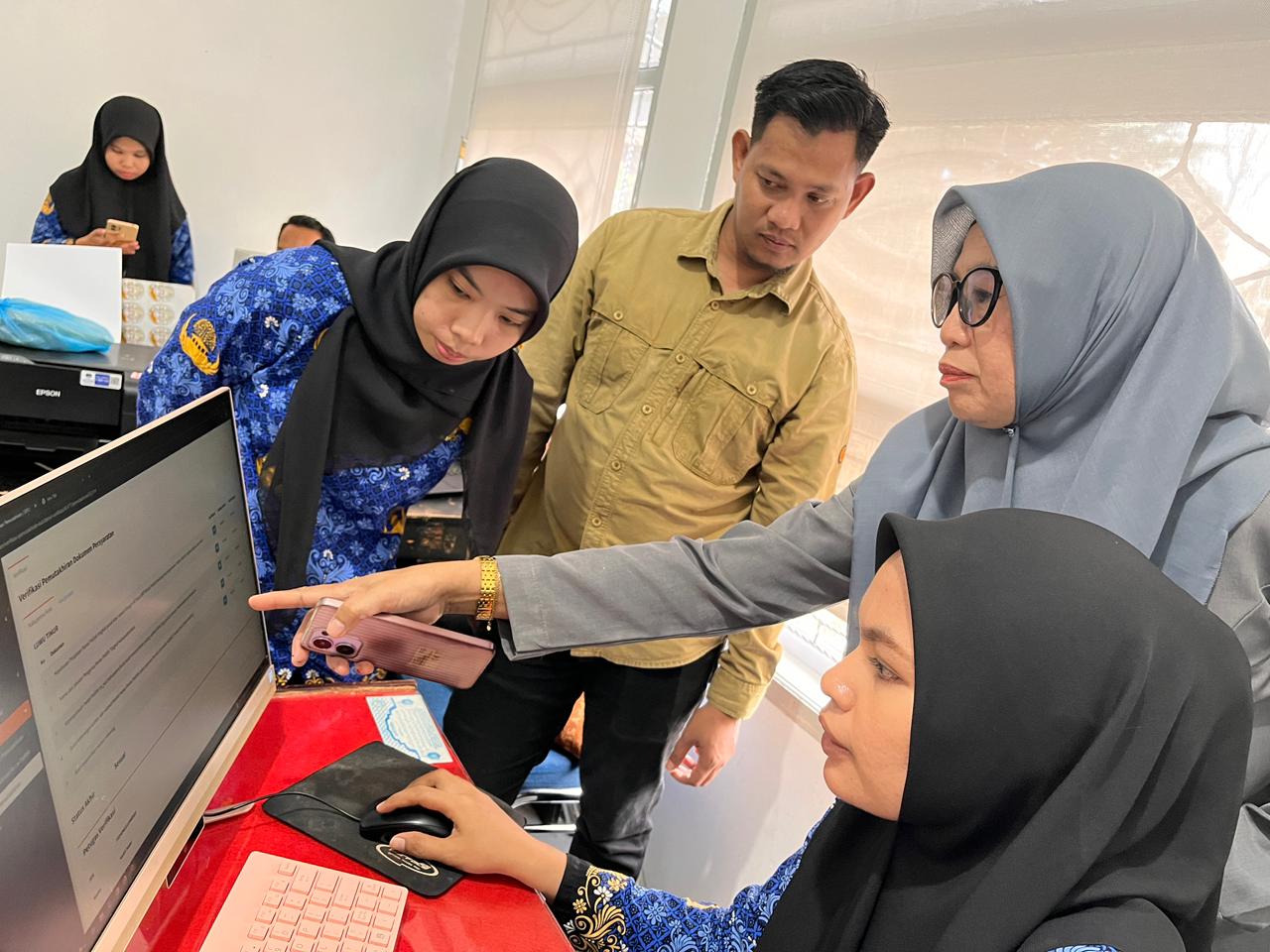 Koordinator Divisi Penanganan Pelanggaran dan Penyelesaian Sengketa Bawaslu Luwu Timur Sukmawati Suaib, mengingatkan KPU agar memperhatikan aspek kehati-hatian dalam Pemutakhiran Data Partai Politik secara berkelanjutan. hal tersebut disampaikan dalam koordinasi yang dilakukan di Kantor KPU, Senin (1/12/2025).