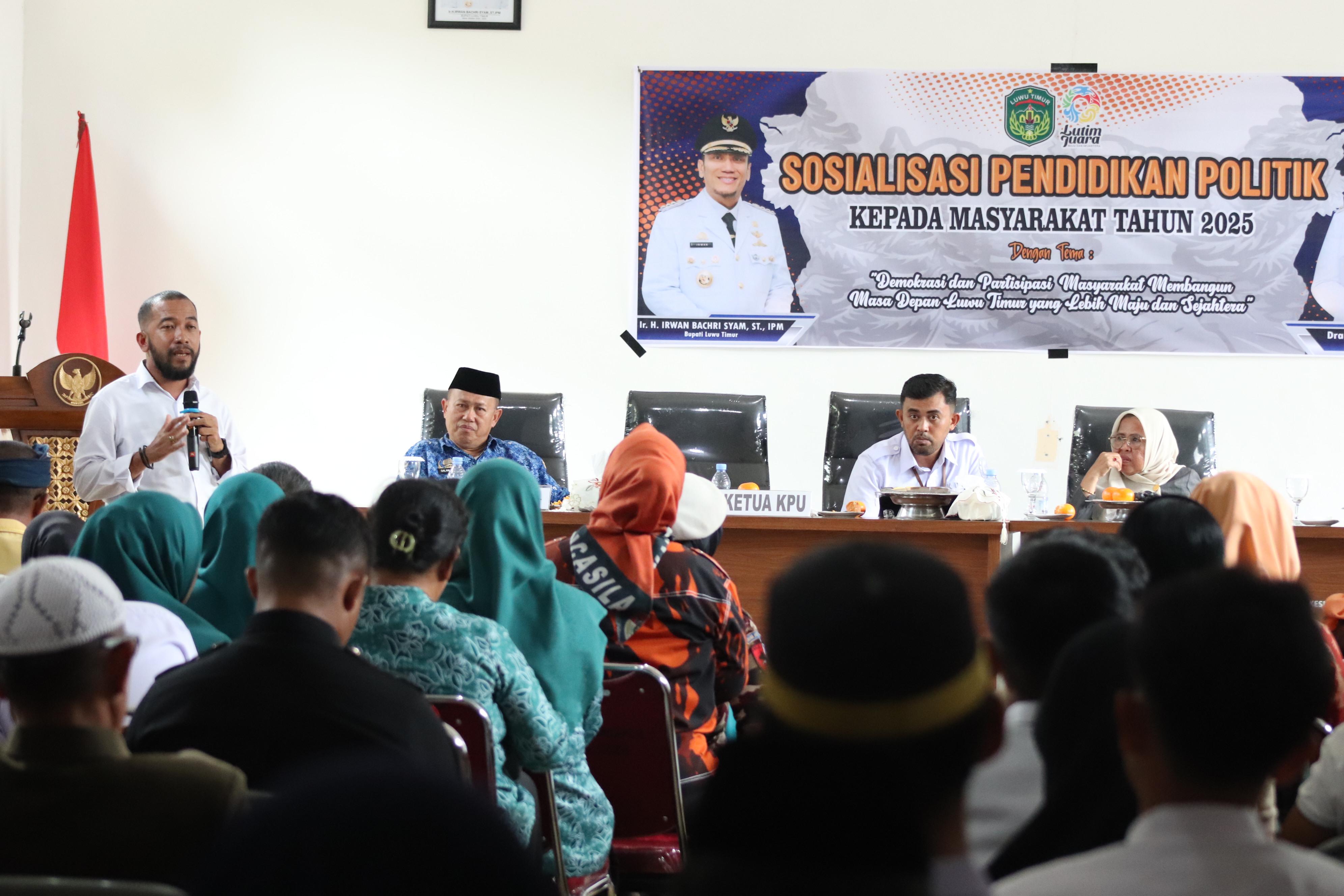 Koordinator Divisi Hukum, Pencegahan, Partisipasi Masyarakat, dan Humas Bawaslu Luwu Timur Sulkifli  menekankan pentingnya pengawasan partisipatif sekaligus memperkenalkan berbagai inovasi program pendidikan politik yang digagas Bawaslu sebagai upaya meningkatkan Pendidikan politik bagi masyarakat. Hal itu disampaikan, saat menjadi narasumber dalam kegiatan Sosialisasi Pendidikan Politik Tahun 2025 di Aula Kantor Kesatuan Bangsa dan Politik, Senin (1/12/2025).