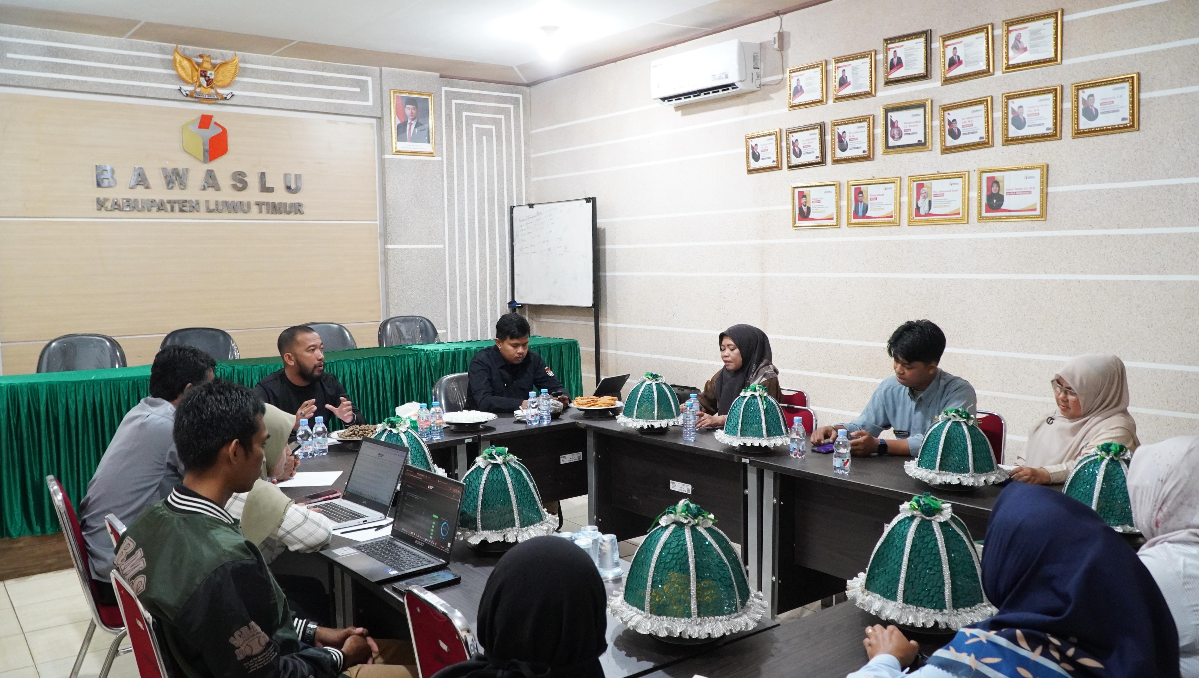Bawaslu Kabupaten Luwu Timur terus memperkuat proses sinkronisasi data pemilih bersama KPU dan Dinas Kependudukan dan Pencatatan Sipil (Disdukcapil) melalui Rapat Koordinasi Pengawasan Pemutakhiran Data Pemilih Berkelanjutan (PDPB) yang digelar di Kantor Bawaslu Luwu Timur, Jumat (5/12/2025). 