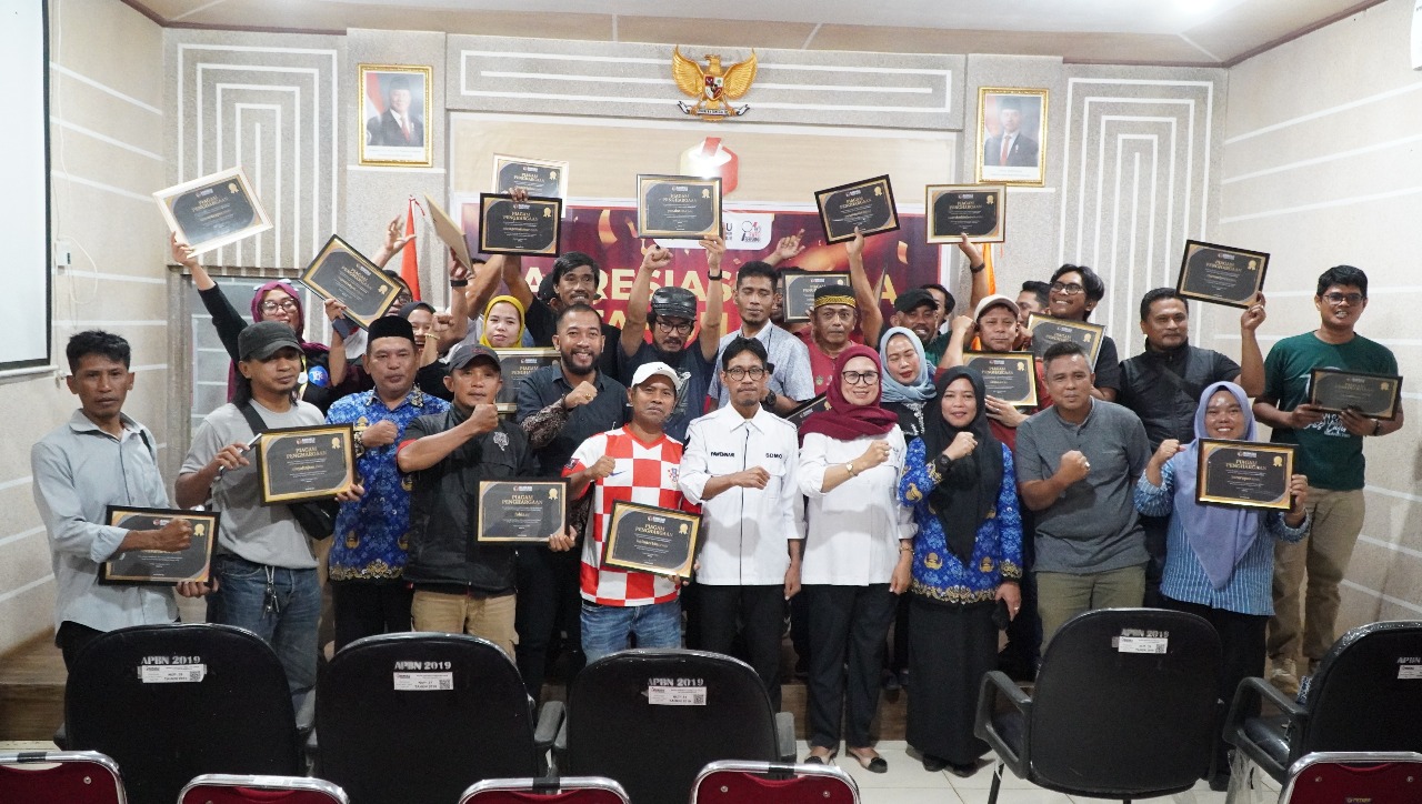 Puluhan Media Terima Piagam Penghargaan dari Bawaslu Luwu Timur pada kegiatan Apresiasi media 2025, Rabu (17/12/2025)