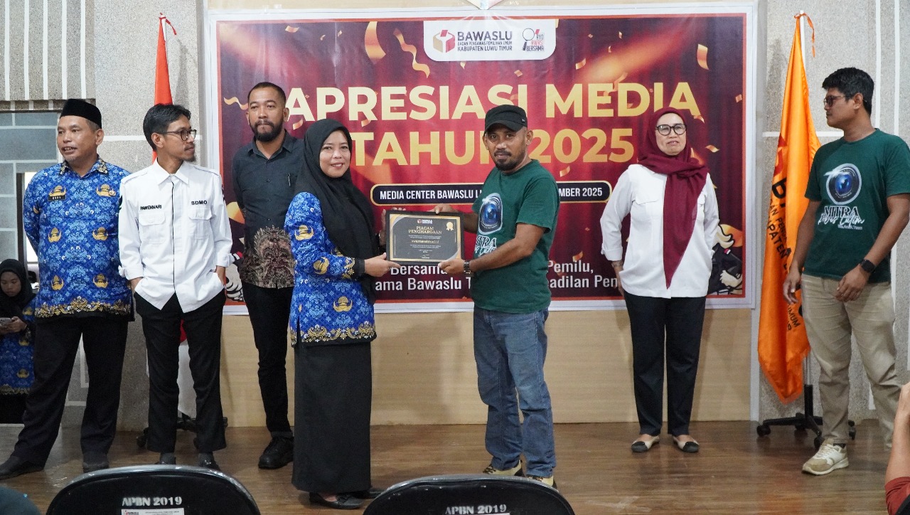 Kepala Sekretariat Bawaslu Luwu Timur saat menyerahkan piagam penghargaan kepada media pada kegiatan apresiasi media tahun 2025 yang digelar di Kantor Bawaslu Luwu Timur, Rabu (17/12/2025)