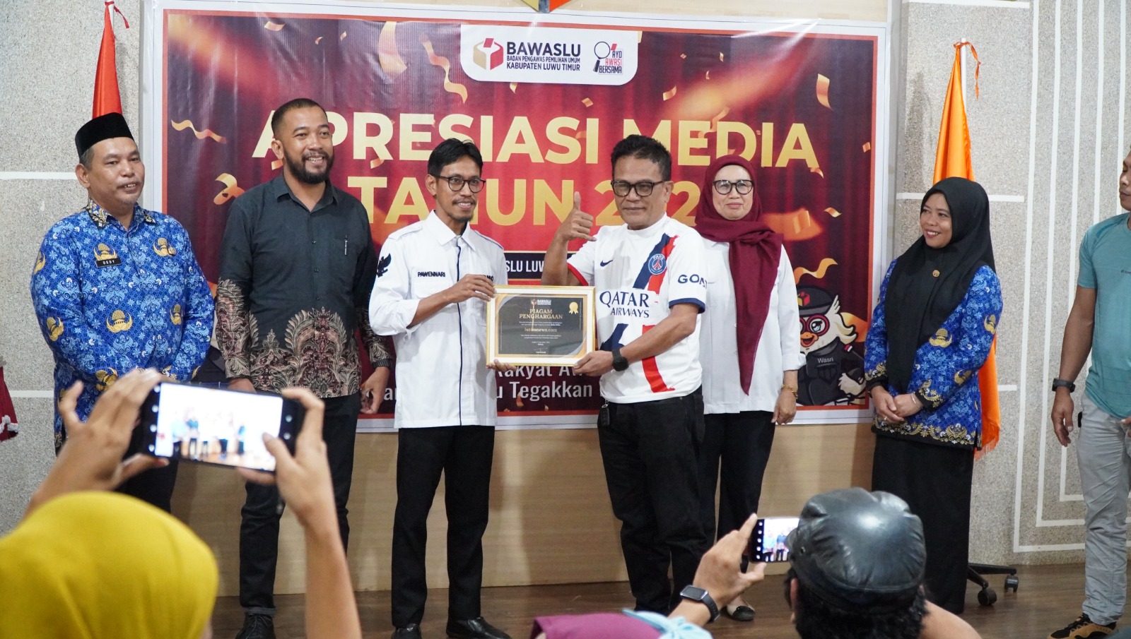 Pemberian piagam penghargaan kepada insan pers pada kegiatan apresiasi media 2025, Rabu (17/12)