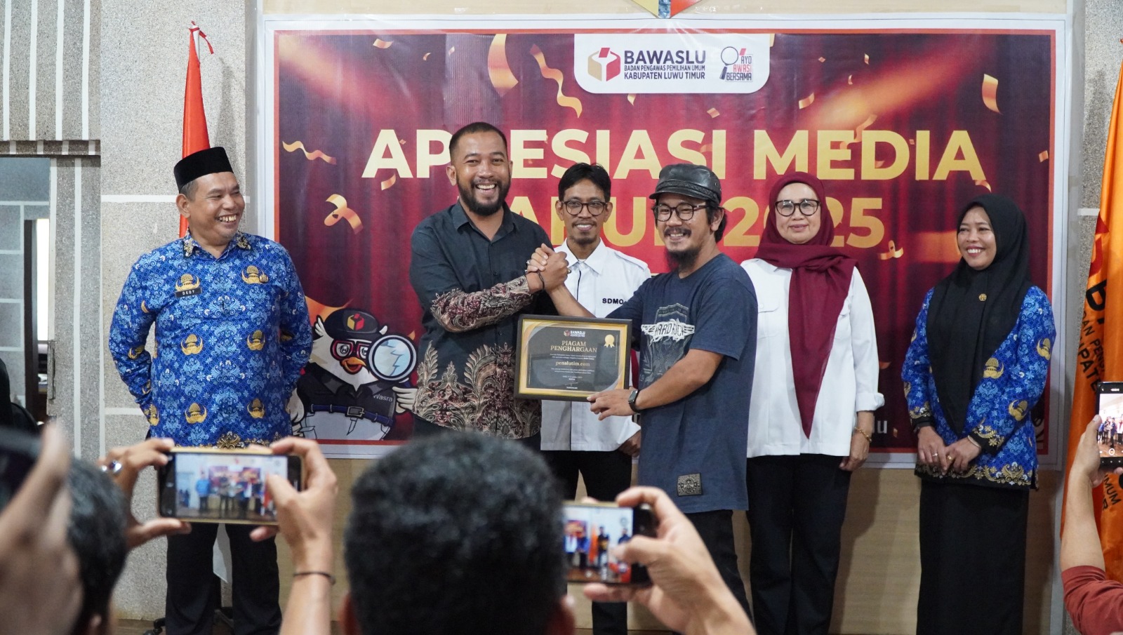 Koordinator Divisi Hukum, Pencegahan, Partisipasi Masyarakat dan Humas Sulkifli saat memberikan piagam penghargaan kepada insan pers, Rabu (17/12).