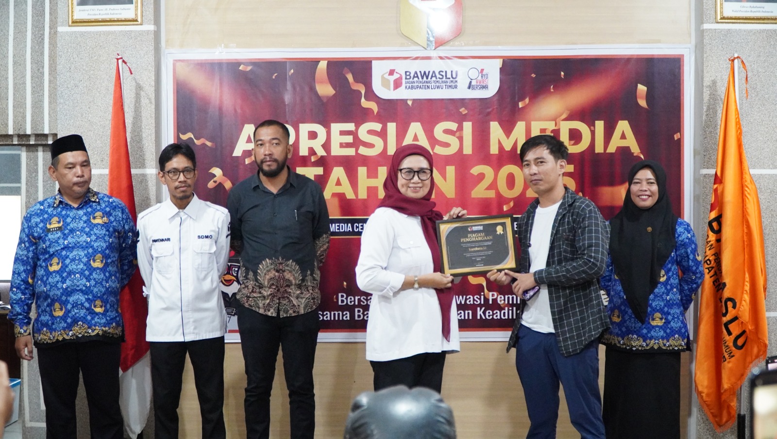 Anggota Bawaslu Luwu Timur Sukmawati Suaib saat menyerahkan piagam pengharagaan kepada media online pada kegiatan Apresiasi media 2025 yang digelar di kantor Bawaslu Luwu Timur, Rabu (17/12)