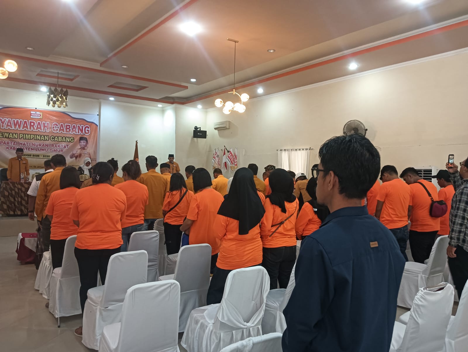 Ketua Bawaslu Luwu Timur Pawennari (kemeja berwarna biru navy)Hadiri Pengukuhan DPC Hanura Periode 2026-2030 di hotel Sikumbang, Selasa (6/1).