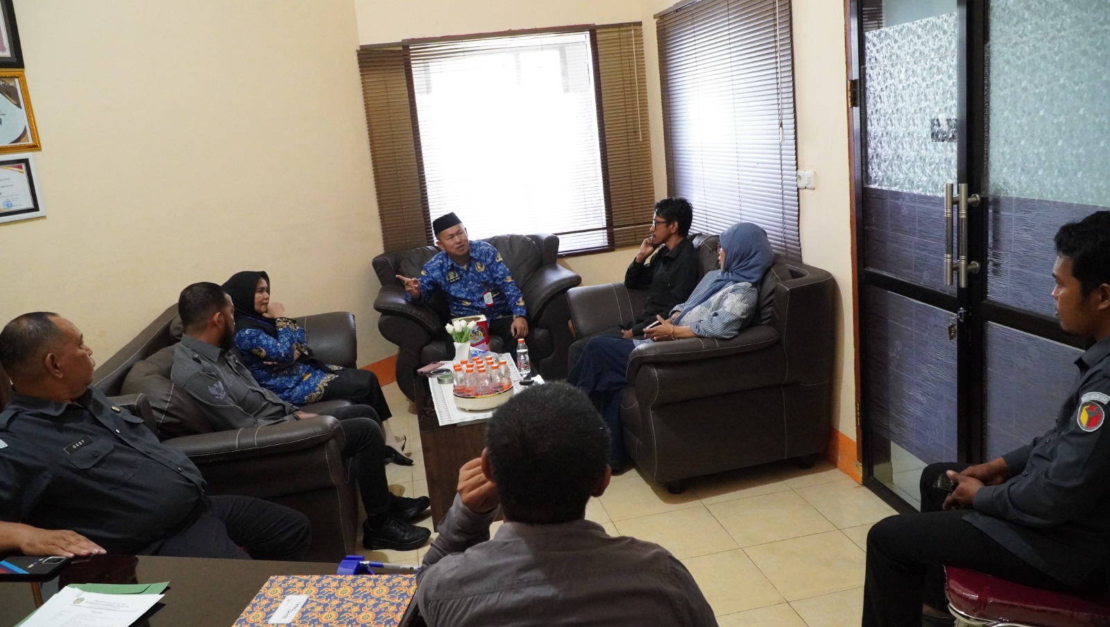 Ketua Bawaslu Luwu Timur Pawennari didampingi Anggota Sulkifli dan Sukmawati Suaib melaksanakan konsolidasi demokrasi dengan kesbangpol dalam rangka memperkuat penyelenggaraan pemilu di luar tahapan, Selasa (20/1/2026).