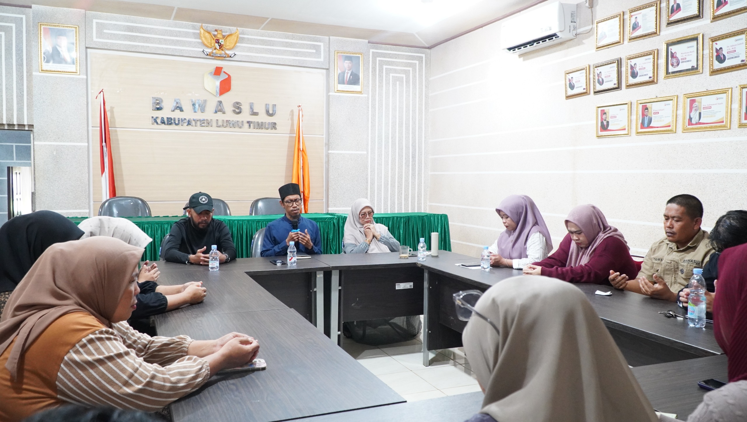 Bawaslu Kabupaten Luwu Timur melaksanakan kegiatan Jumat Sehati melalui penyampaian tausiyah dan pembinaan rohani yang disampaikan langsung oleh Ketua Bawaslu Luwu Timur Pawennari, Jumat (23/1/2026).