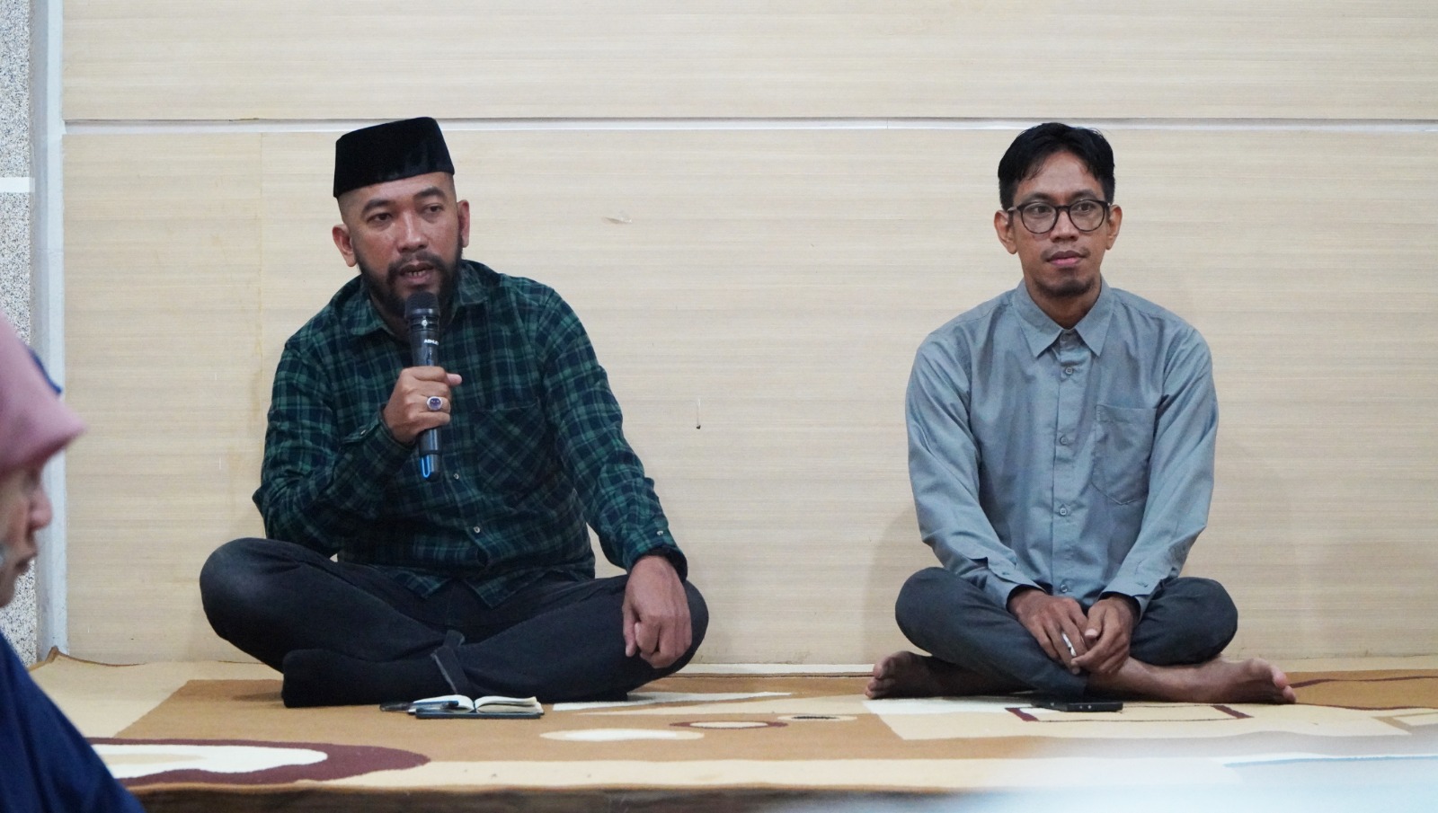 Koordinator Divisi Hukum, Pencegahan, Partisipasi Masyarakat dan Humas Sulkifli saat menyampaikan kultum jumat, Jumat (27/2/2026))